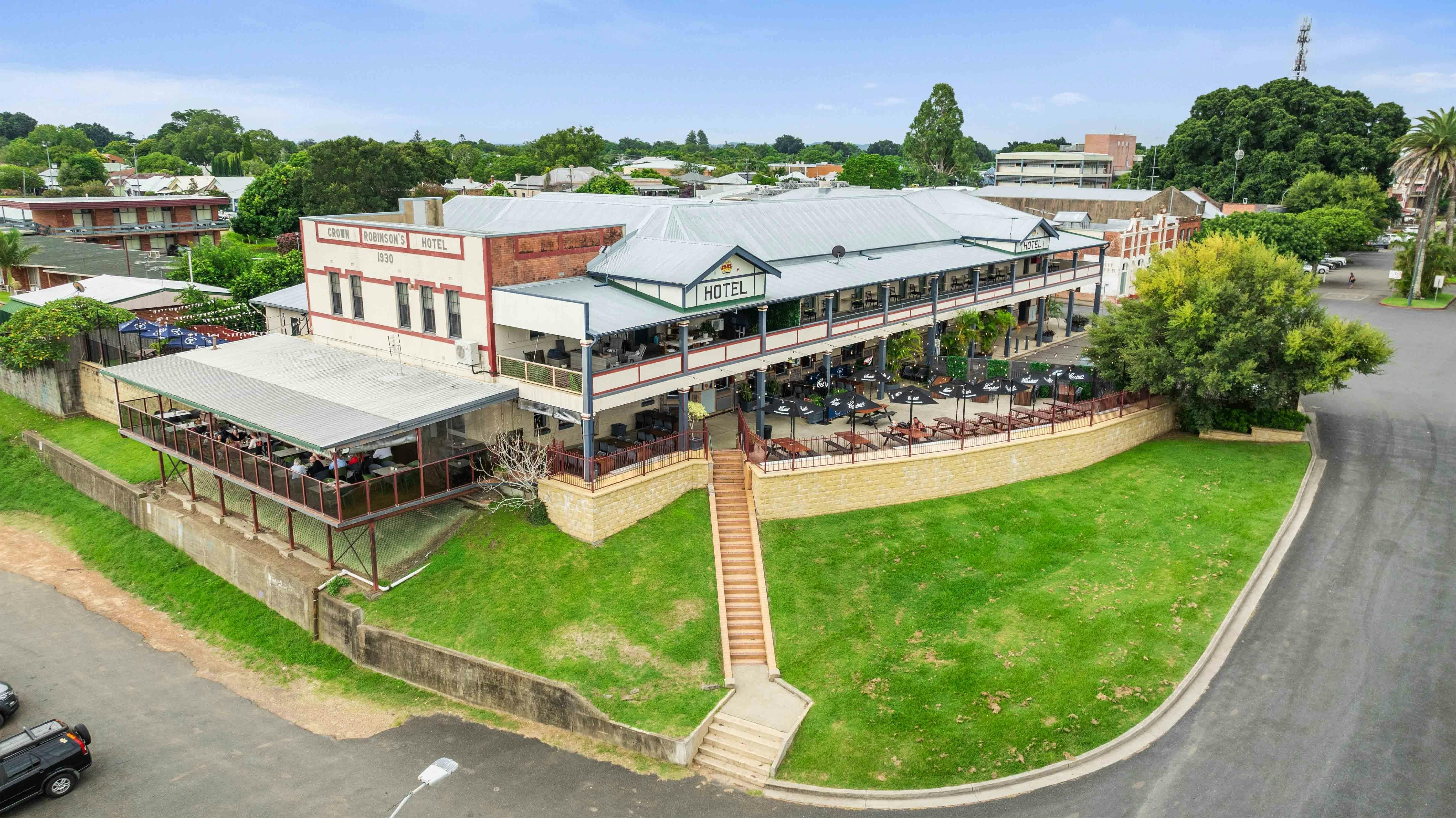 The Crown Hotel Motel