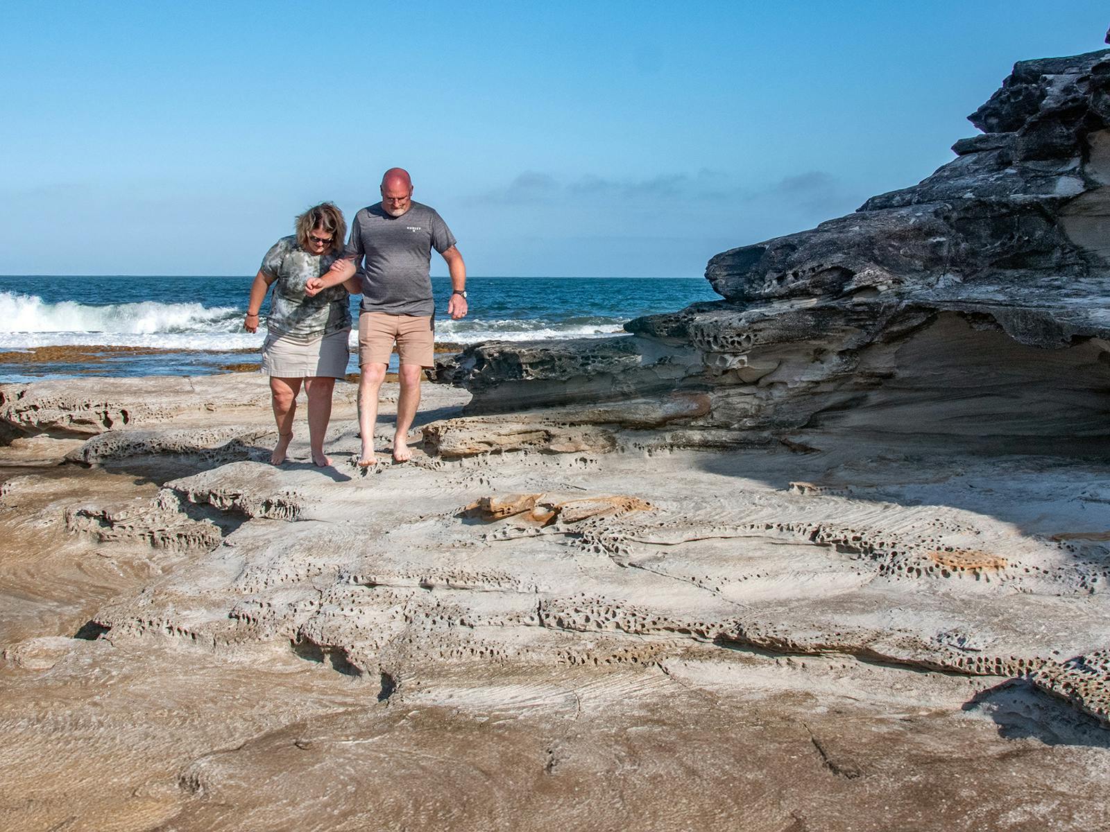 해안선을 따라 걷는 커플