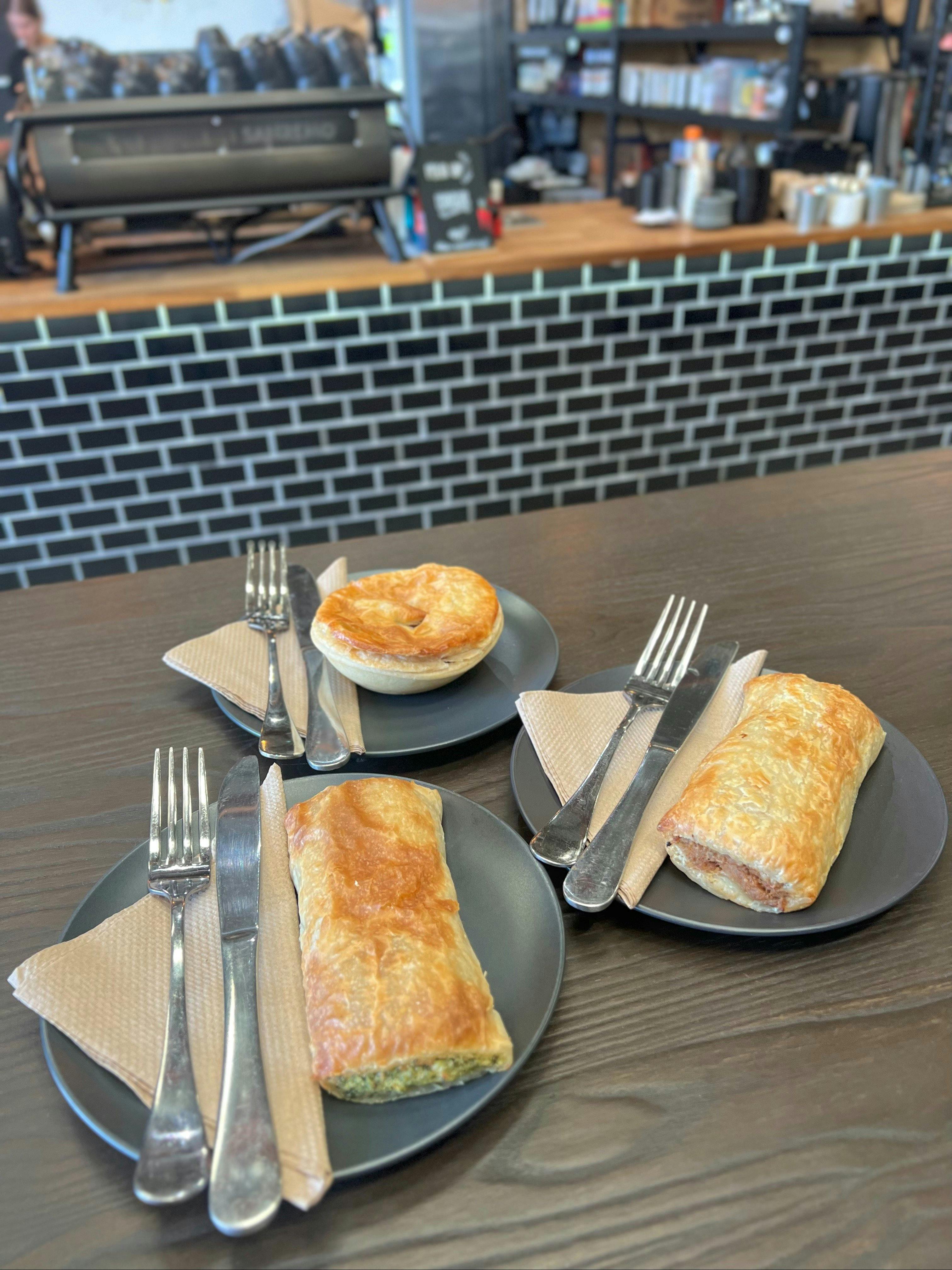 チャンキーステーキパイ、ほうれん草とフェタチーズ、ソーセージロール