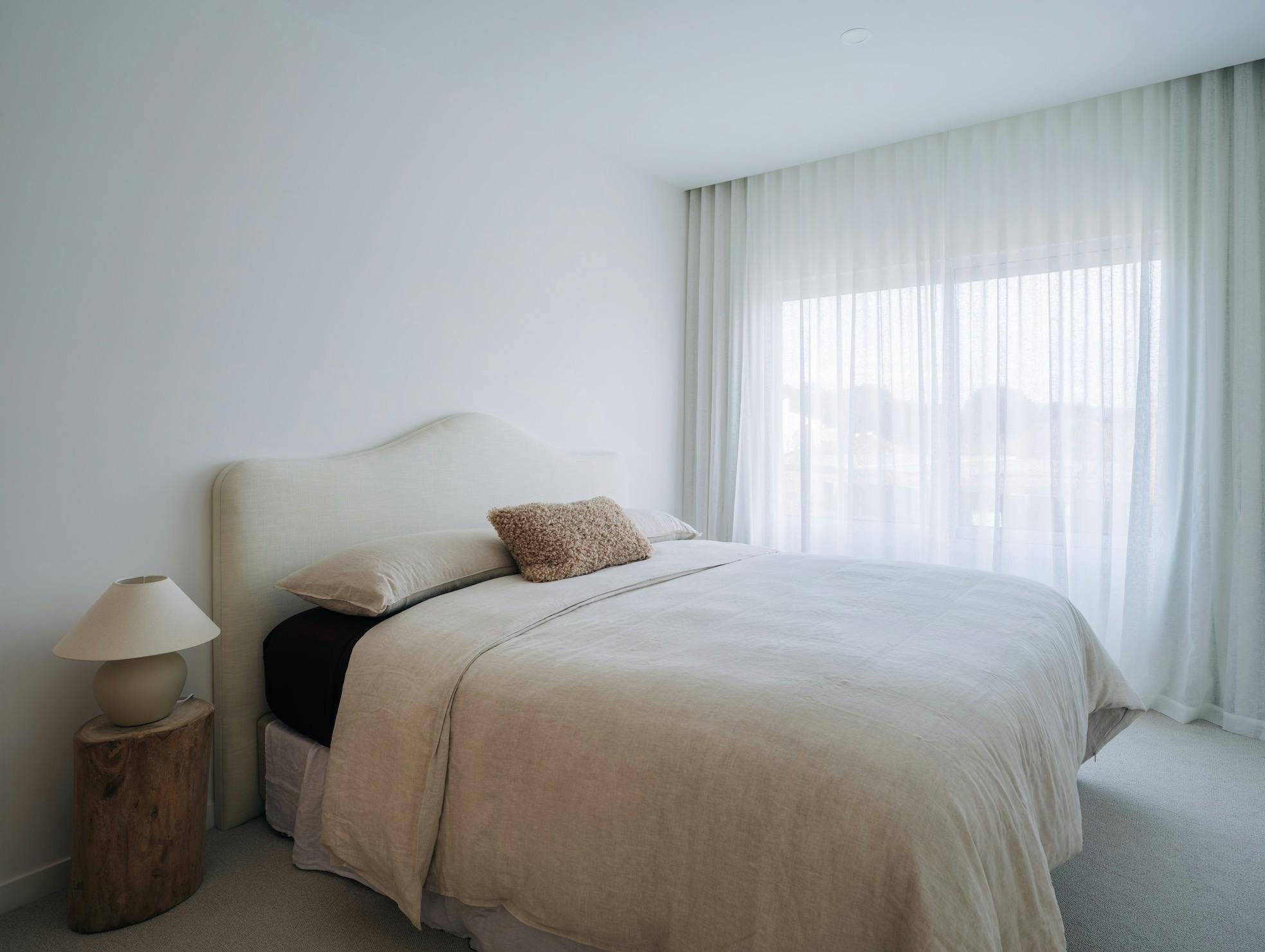 King size bed with bed head, bedside tables and nice linen bedding