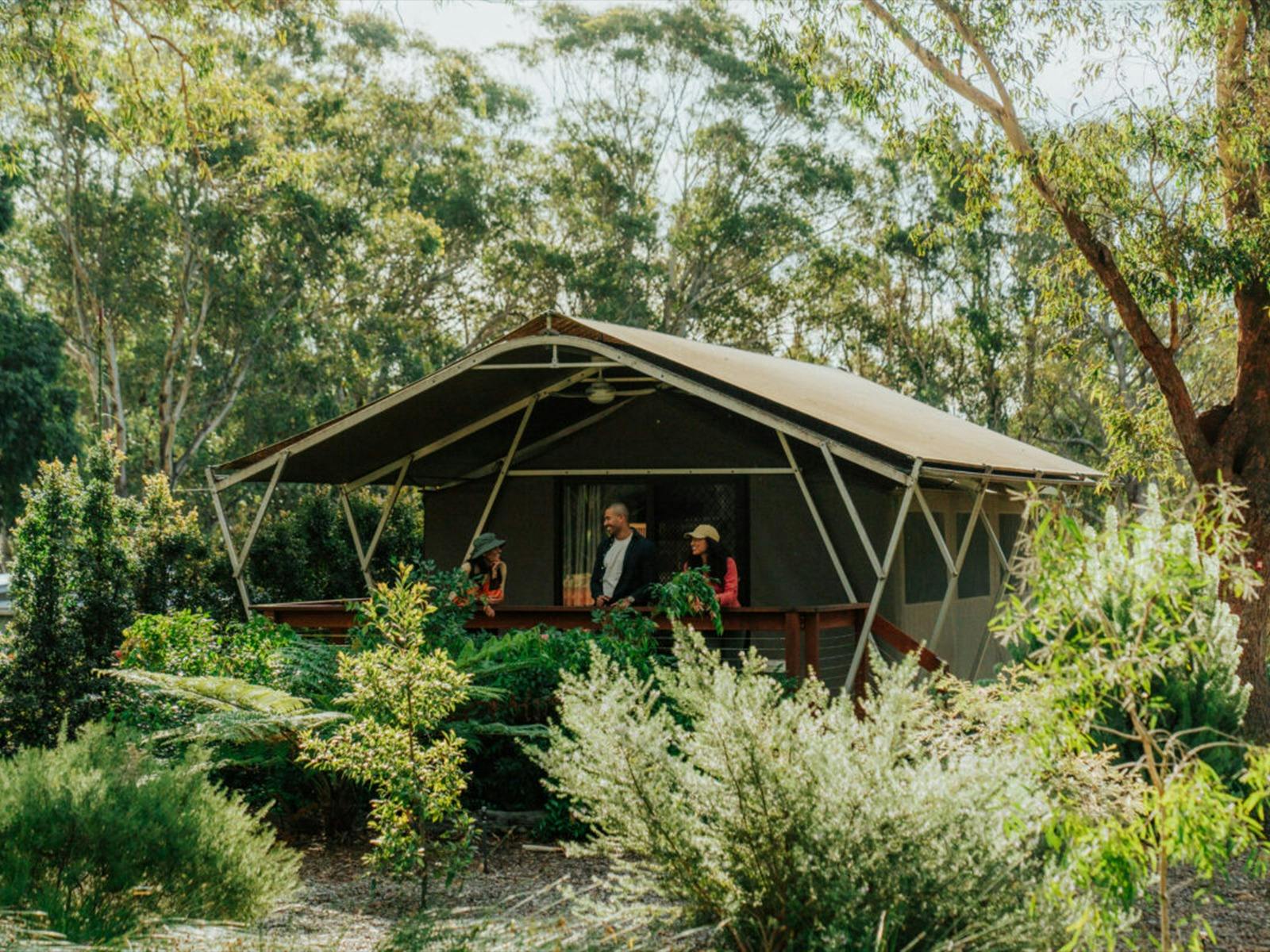 Glamping tent nesteld amongst bushland on the Tomaree Coastal Walk