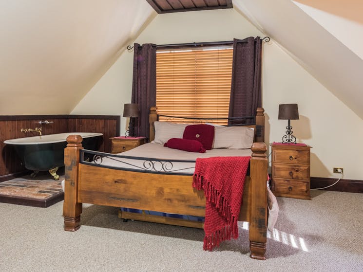 Features queen bed, en-suite, tea & coffee, air conditioning, window nook, spacious room