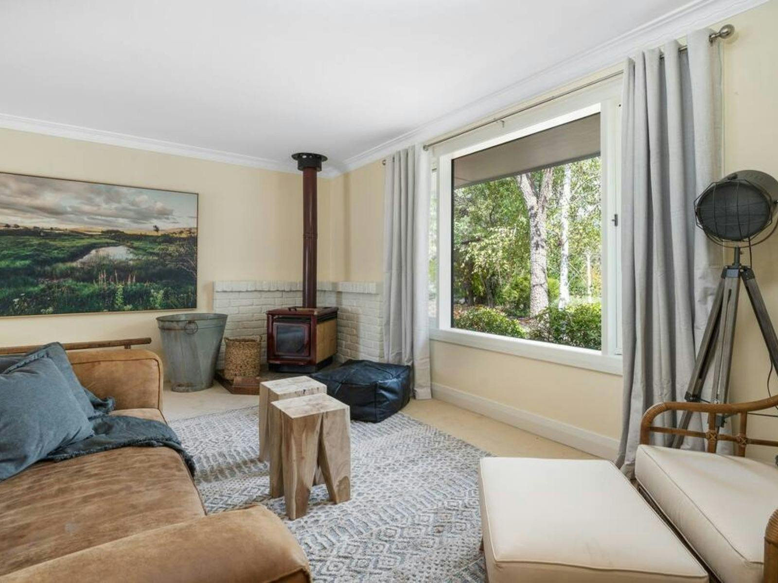 나무 벽난로가 있는 편안한 라운지