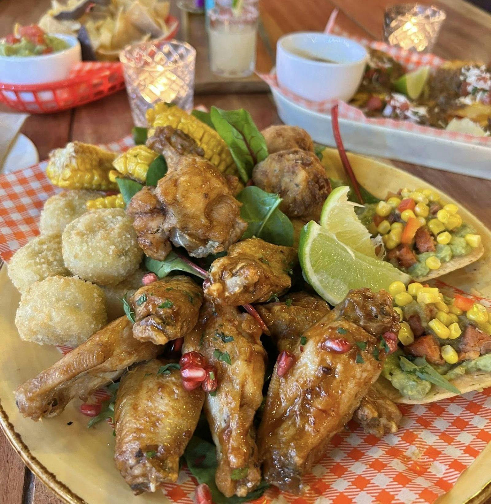 Chicken wings served with lime