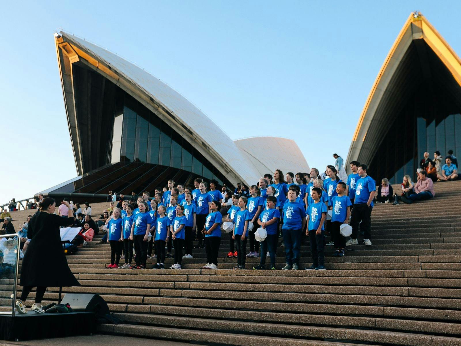 階段の上の聖歌隊