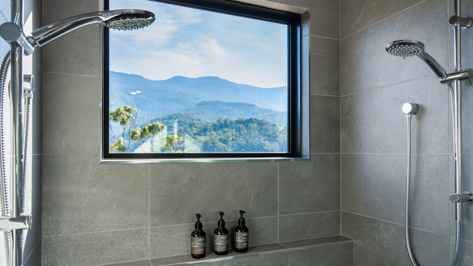 Shower With A View To kunanyi / Mt Wellington
