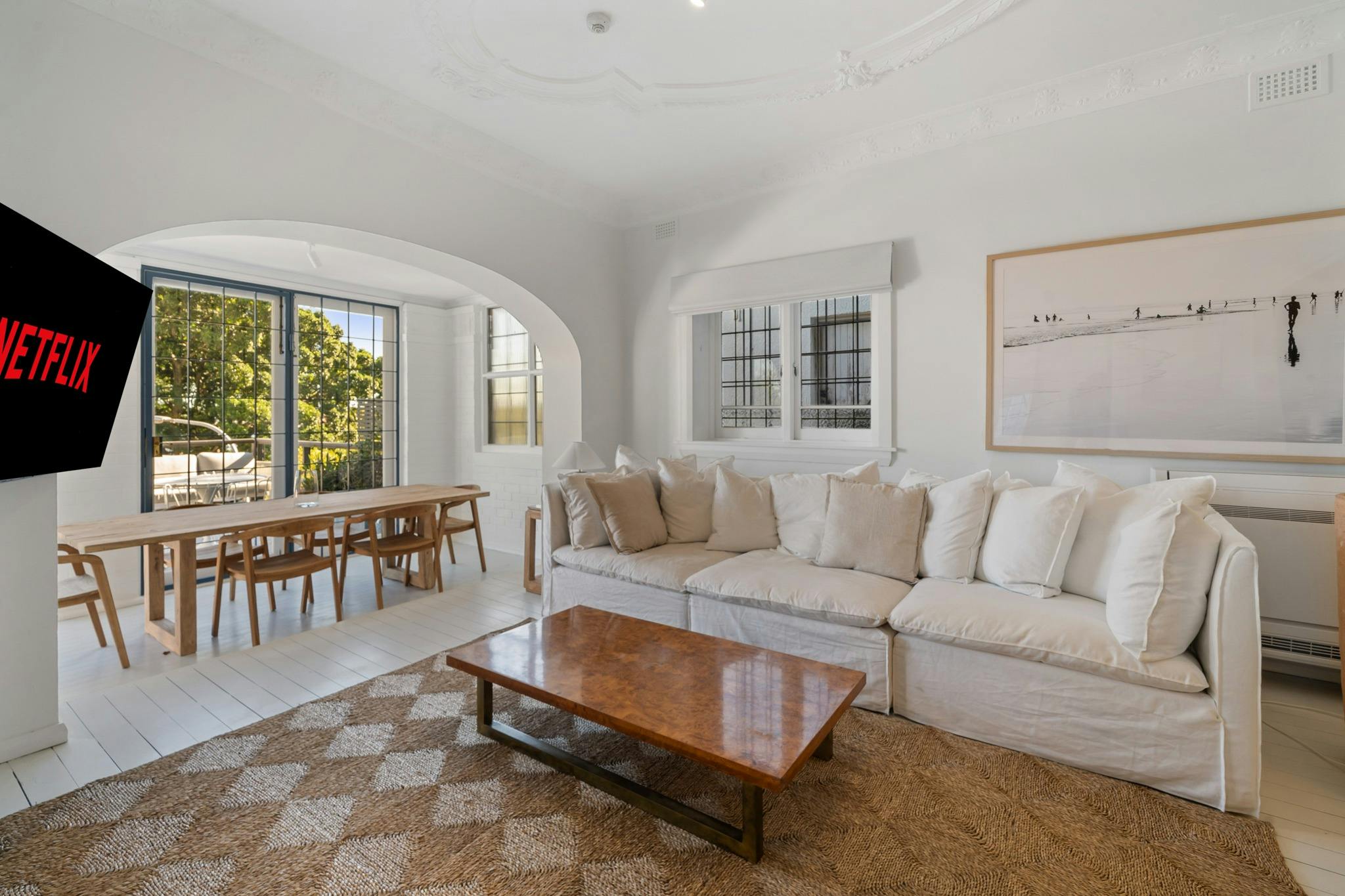 客厅配有舒适的沙发和用餐区，可通往室外阳台。