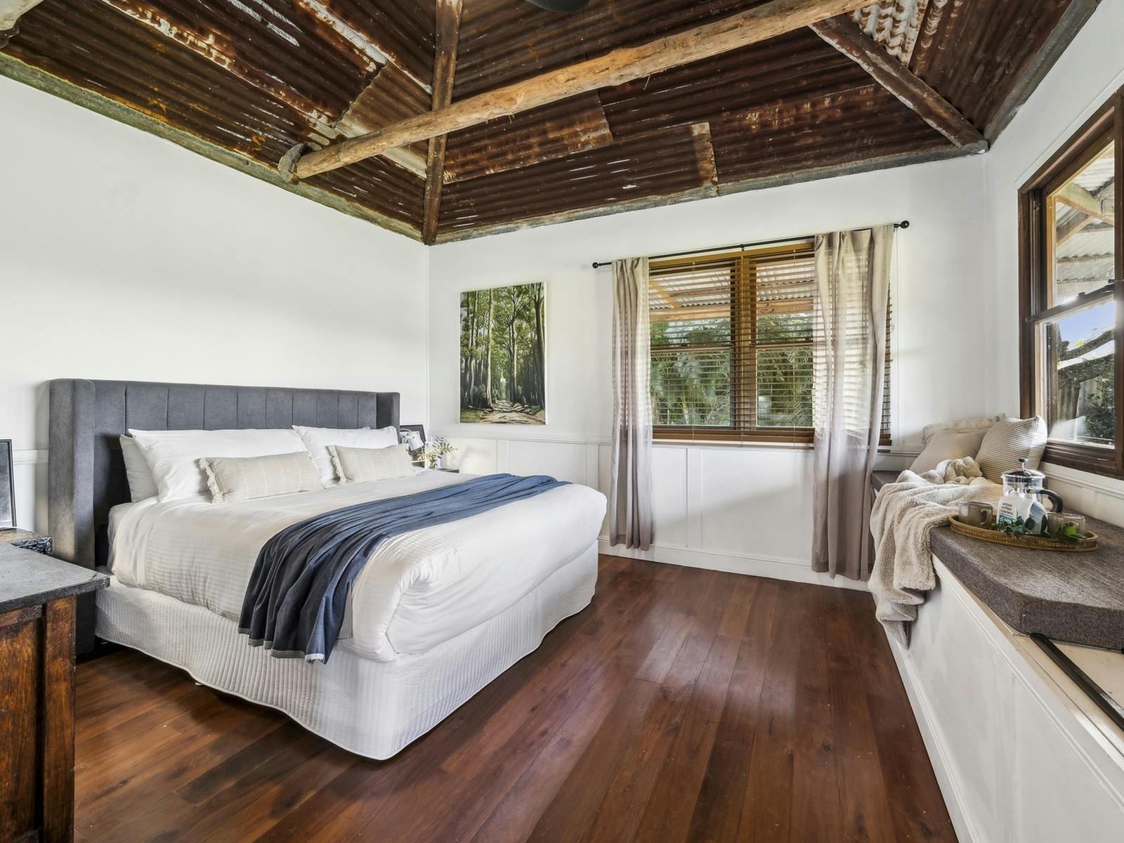 位于新南威尔士州科兰巴的Hitching Rail Hut丛林度假小屋，靠近科夫斯港，设有特大床卧室