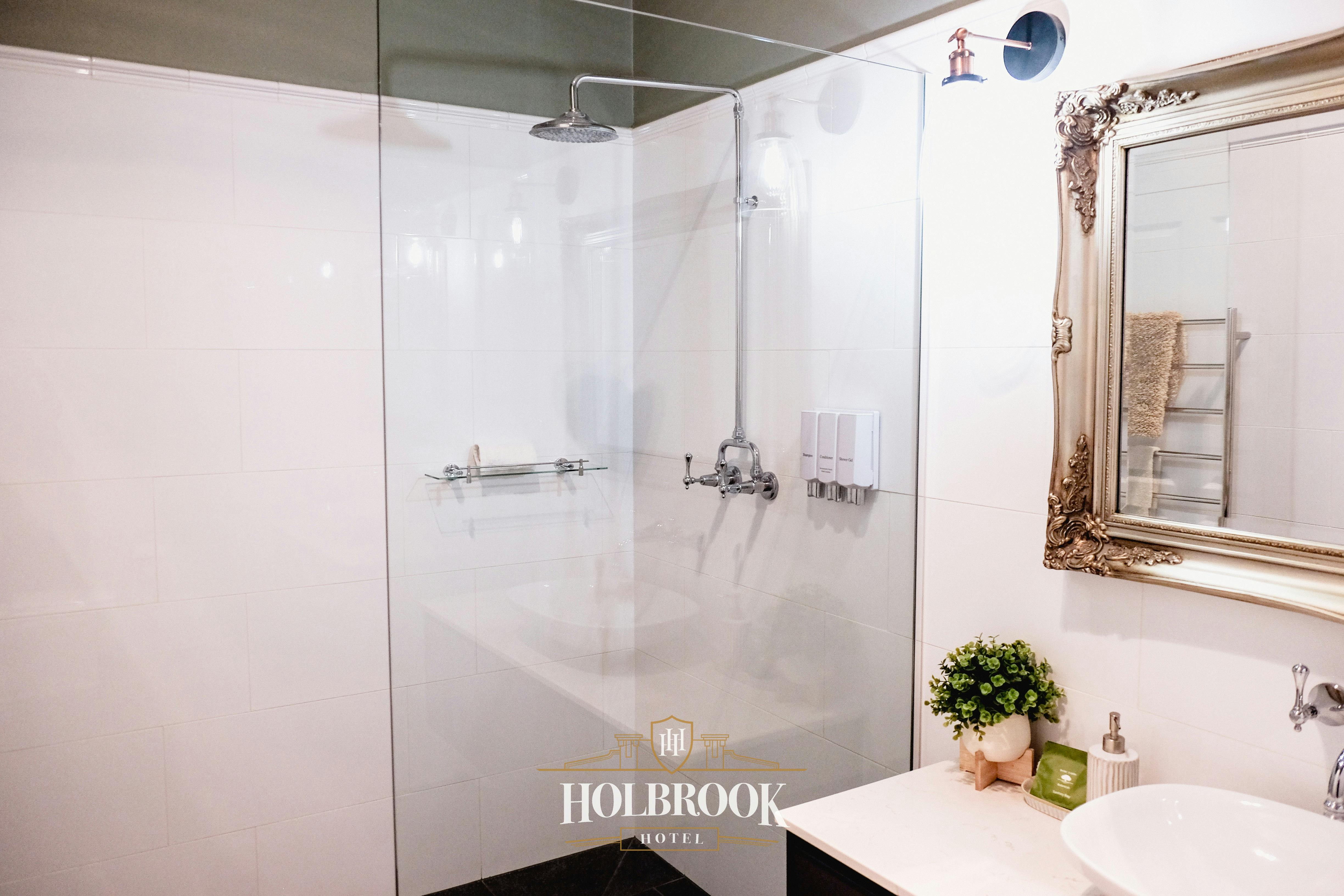 유리 스크린을 갖춘 대형 샤워실