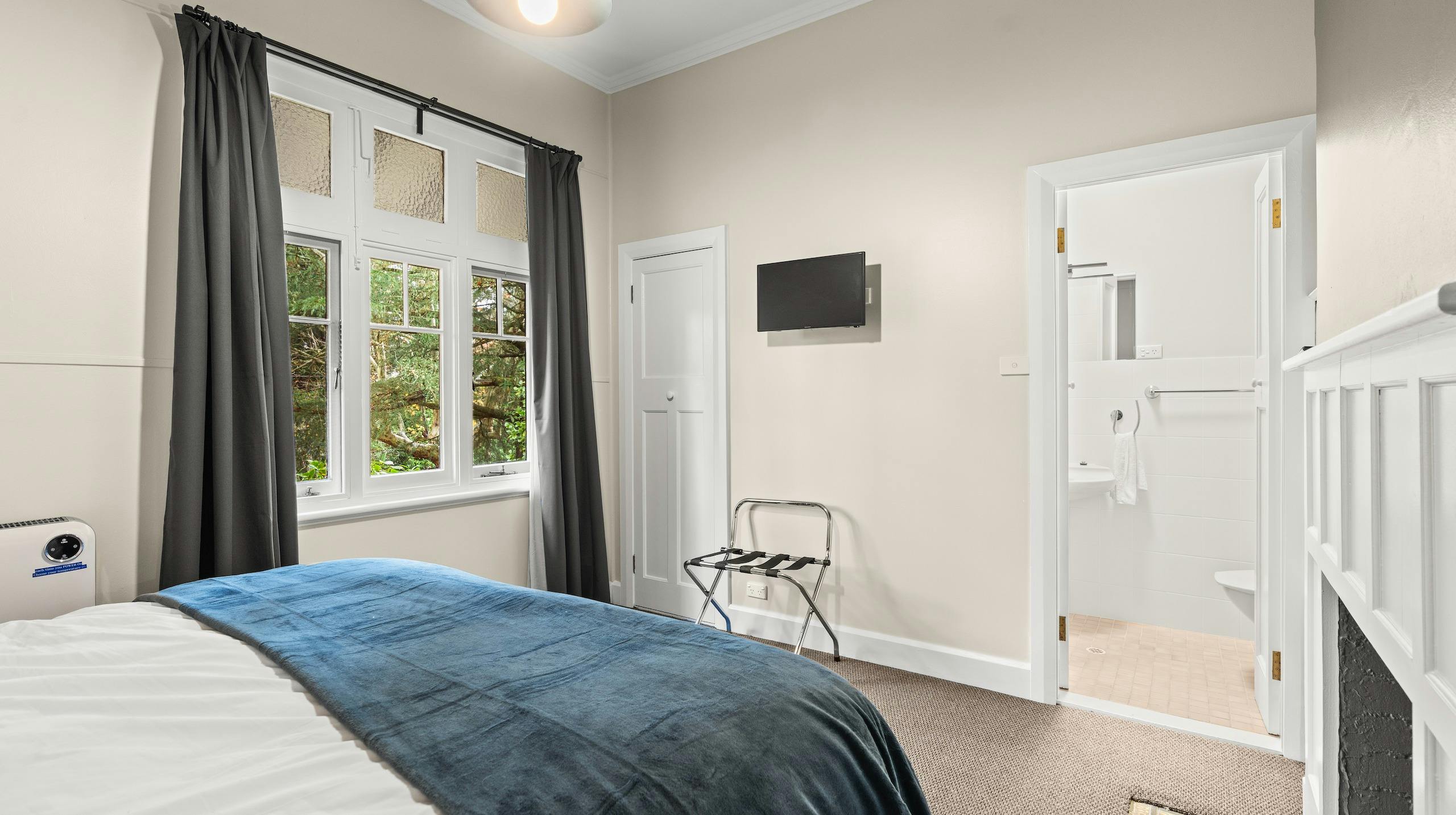 1 of the 6 Luxury Bedrooms in the Retreat