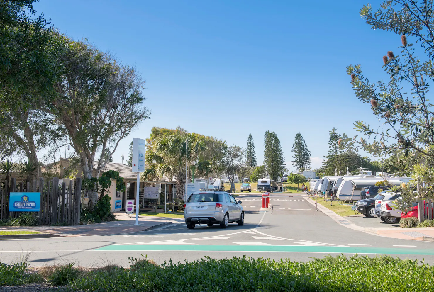 Image of a car pulling into the entrance of the Coolum Beach Holiday Park