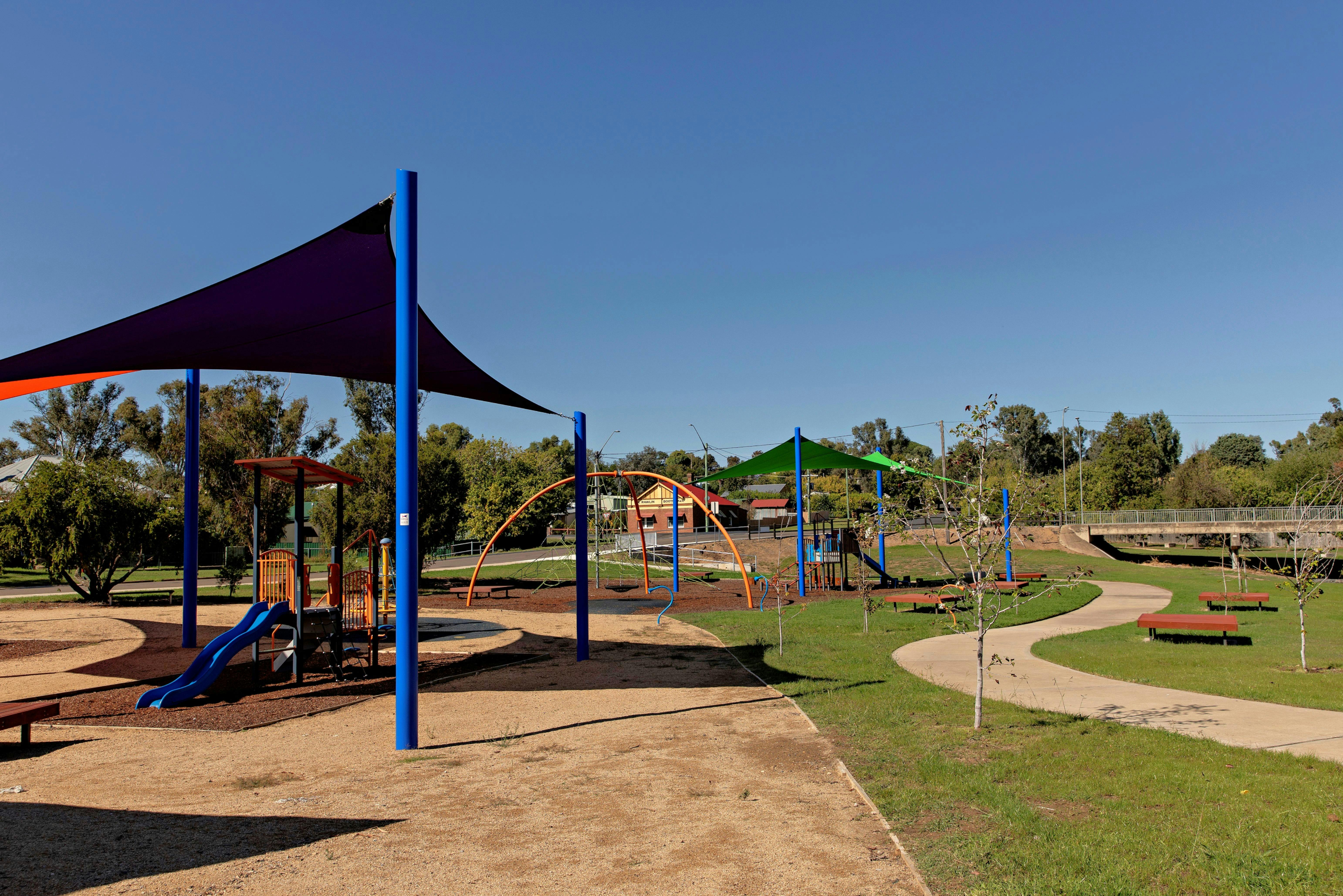 Spielgeräte im Park