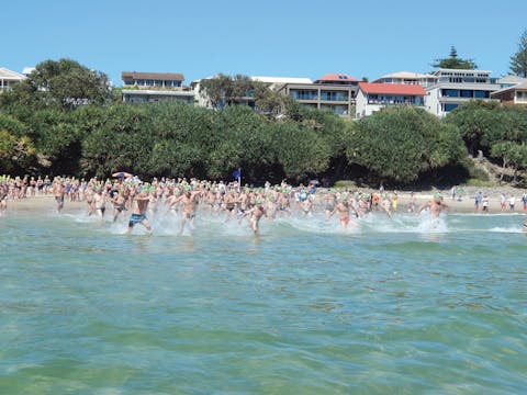 Yamba Main Beach and Ocean Pool | NSW Holidays & Accommodation, Things ...