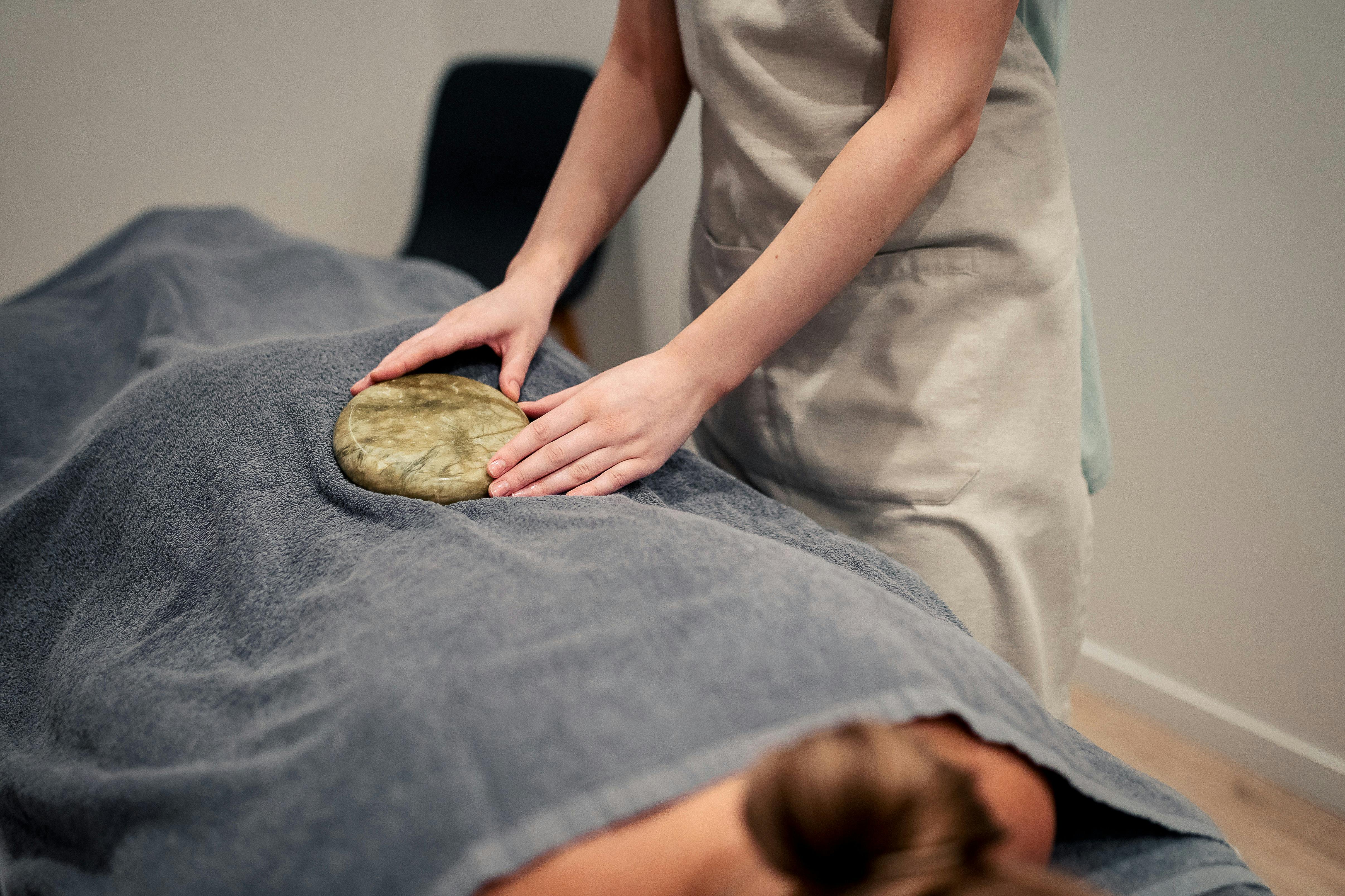 拿著溫暖的玉石的治療師