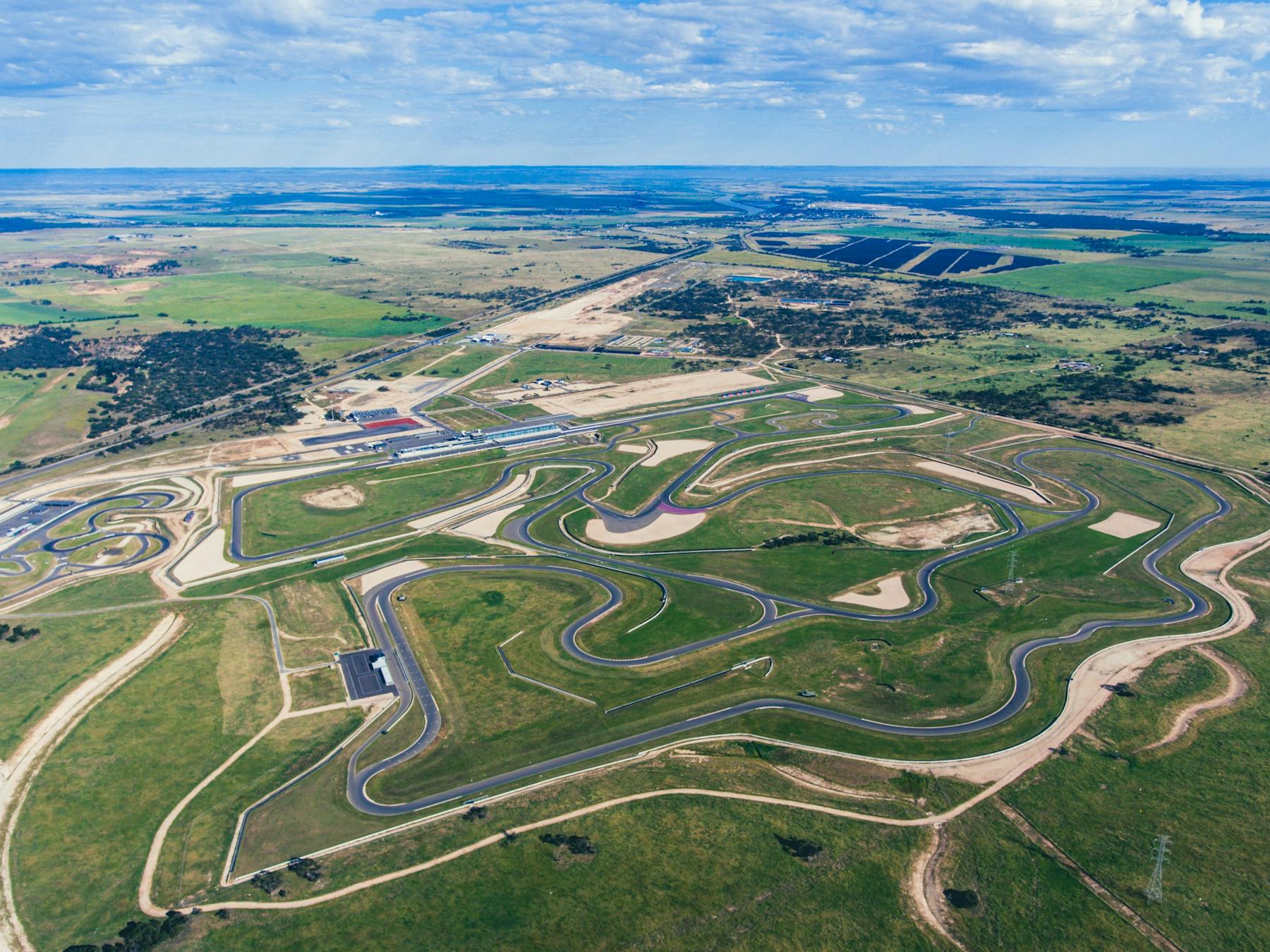 Aerial view of The Bend Motorsport Park circuit