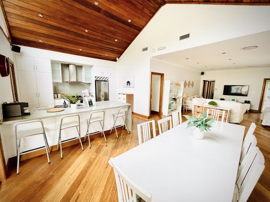 Full Kitchen, Large Dining Table & Lounge with 3x Couches & Widescreen TV