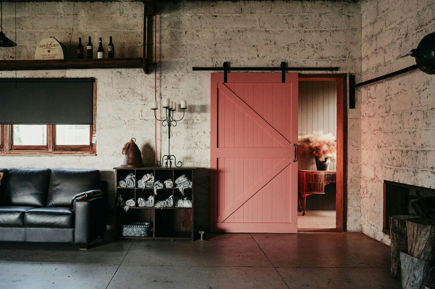 蟾蜍廳 (Toad Hall) 內部通往浴室的粉紅色穀倉門