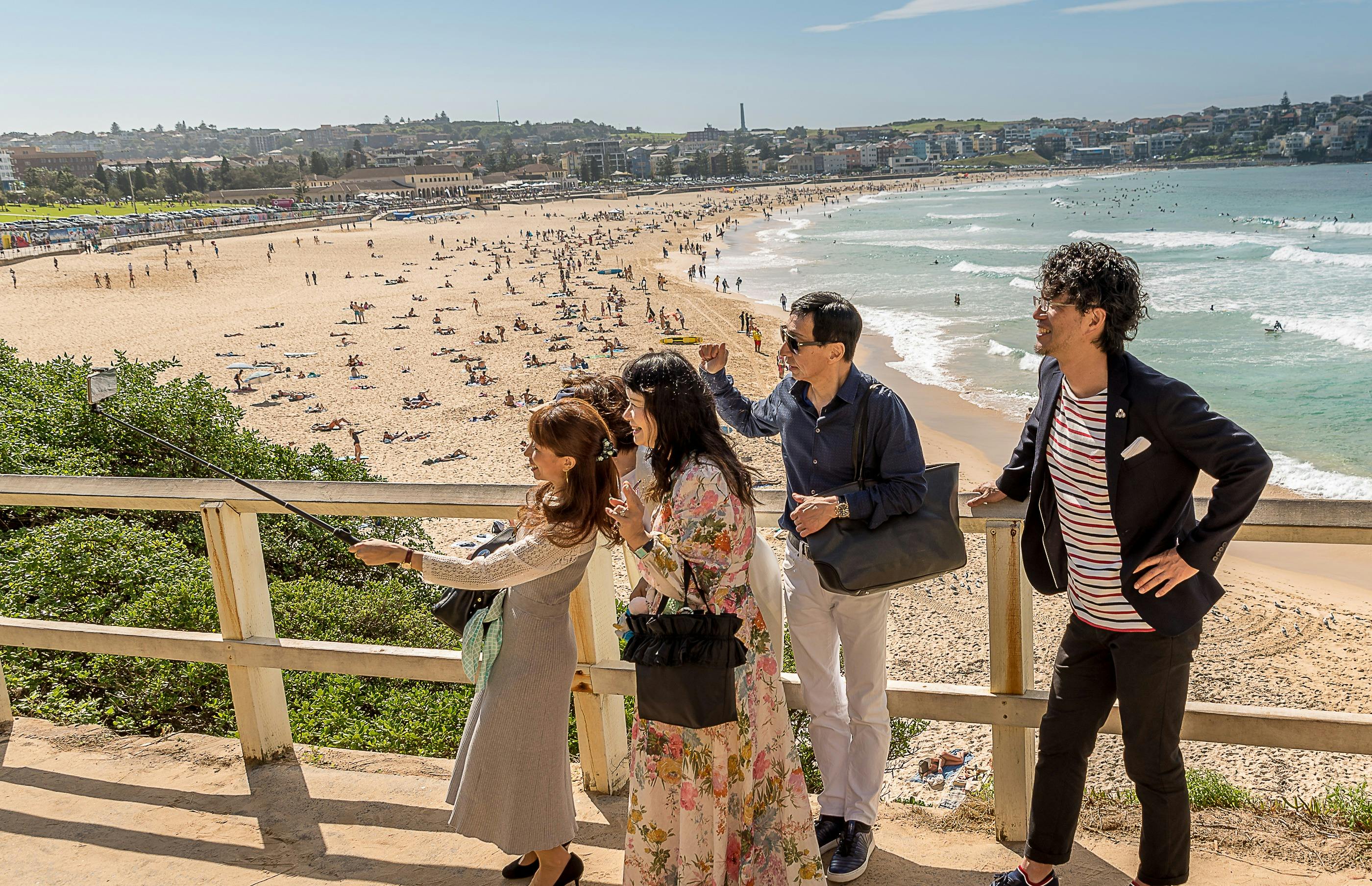 ボンダイビーチの上の歩道の企業チーム