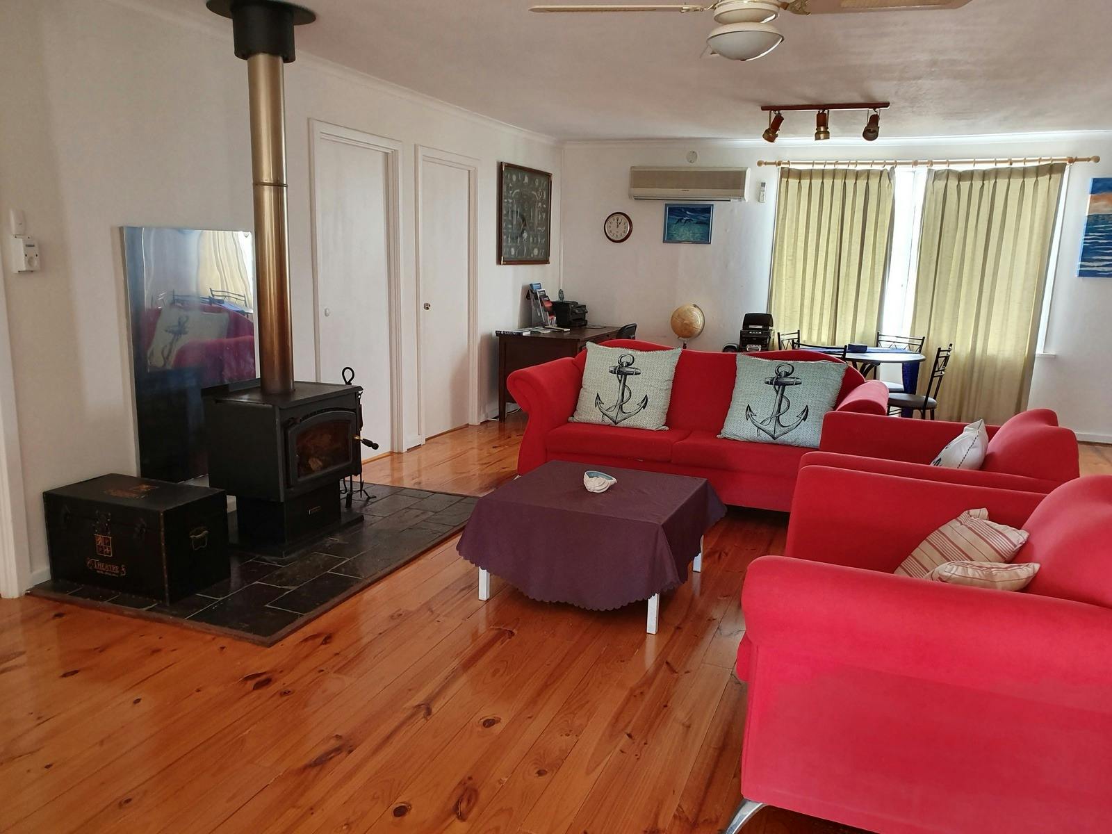 Holiday House lounge room