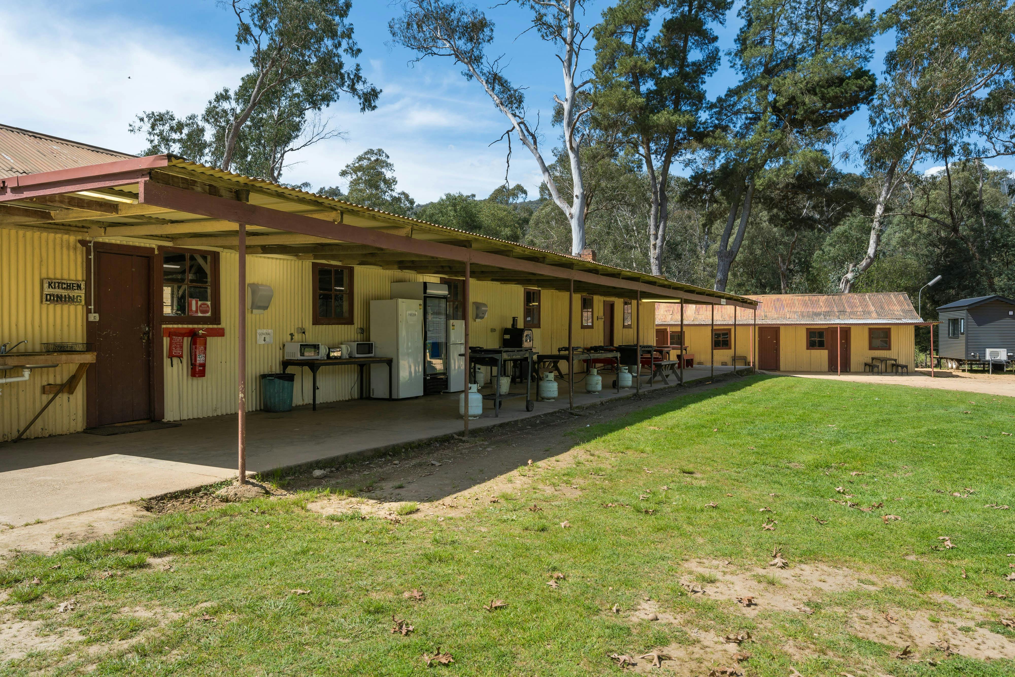 Bright Cabin and Caravan Park Camp Kitchen