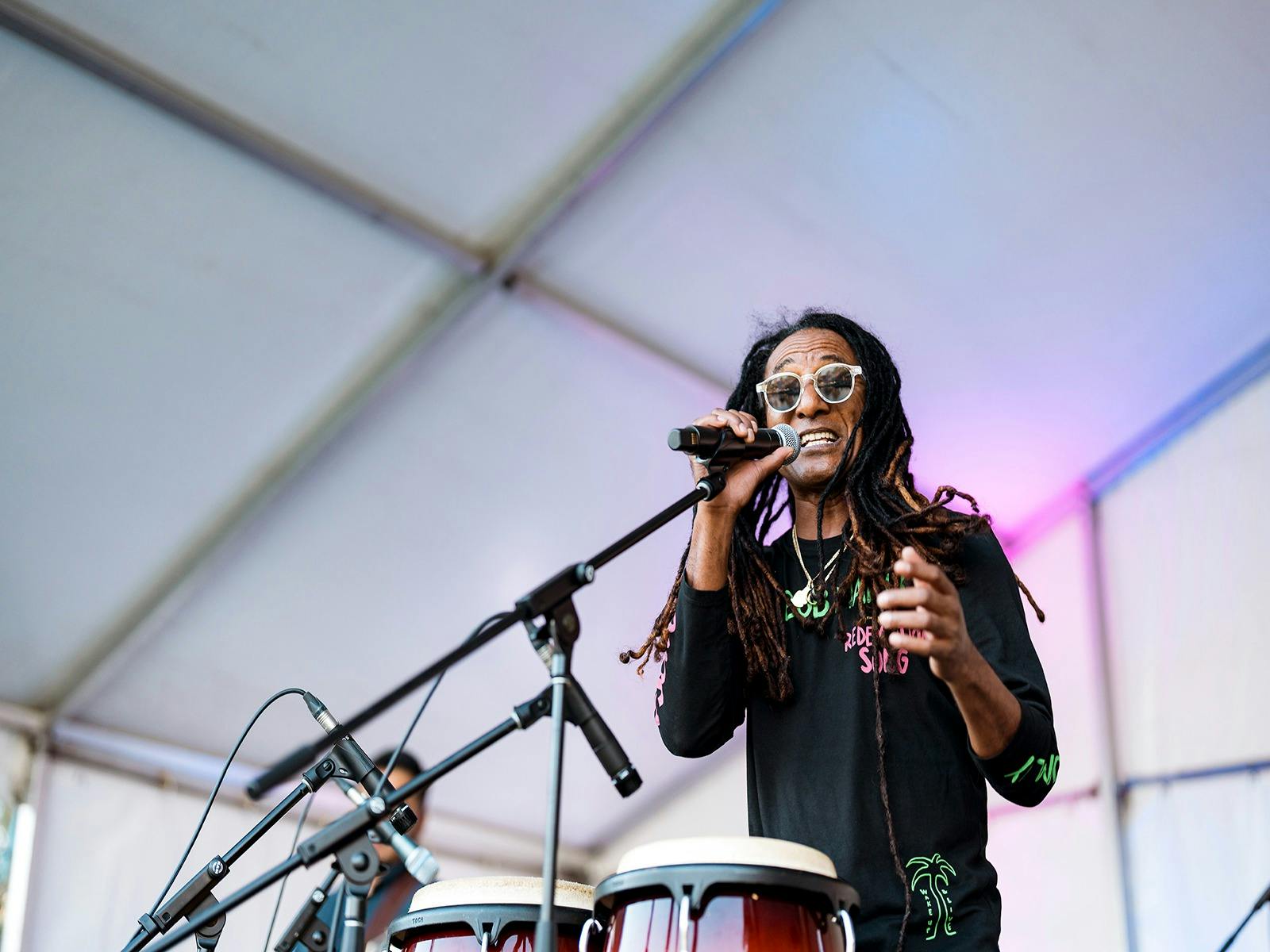 호수 옆의 분위기