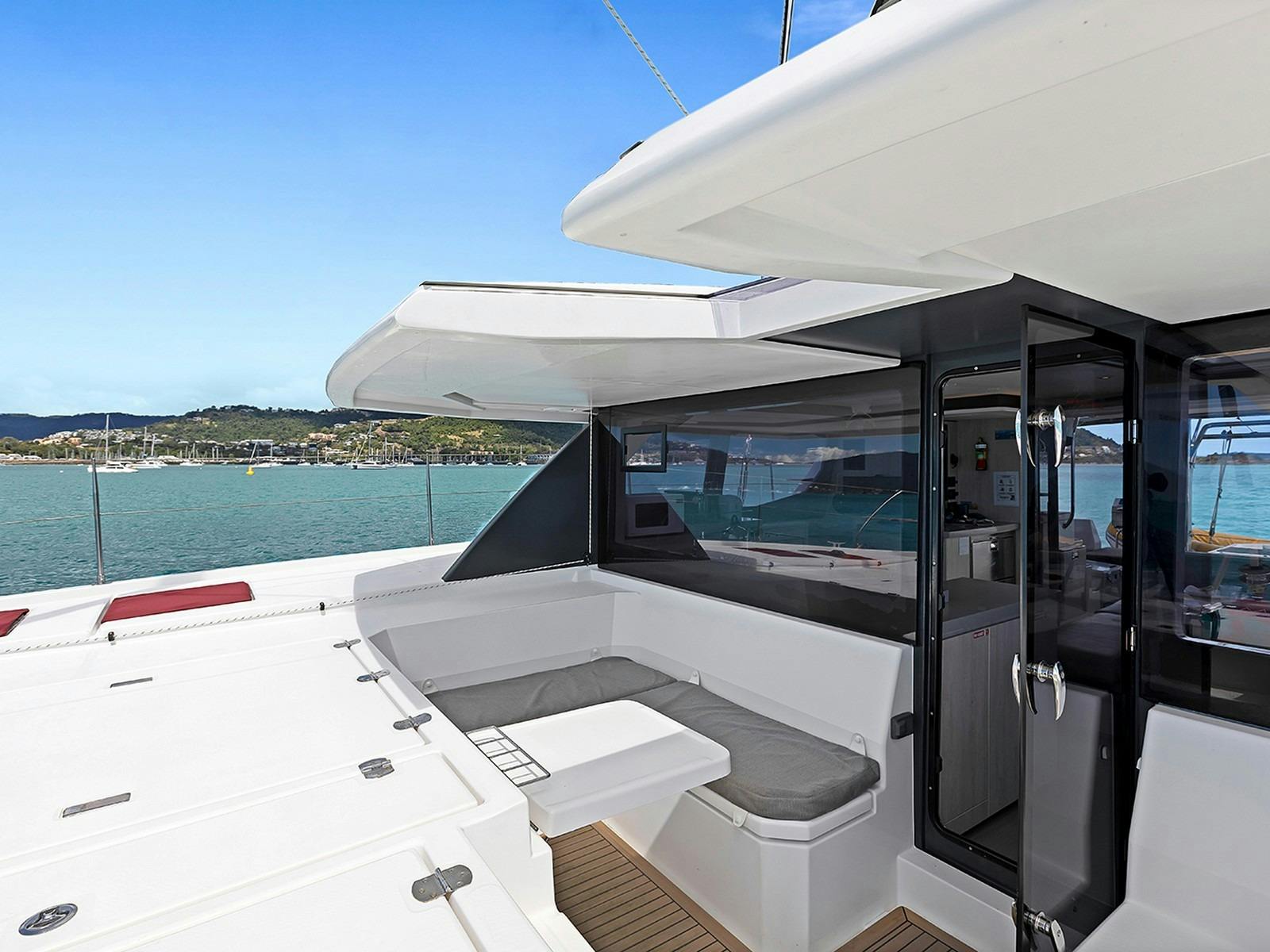 Leopard 45 - Forward cockpit lounge