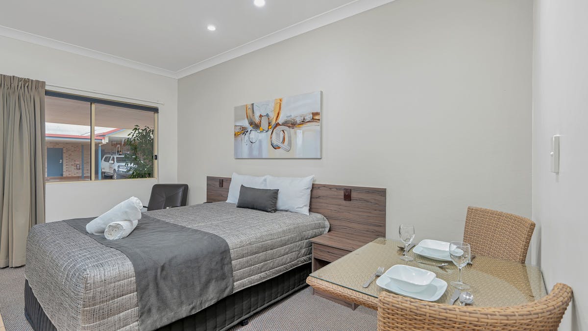 Studio queen bed and dining