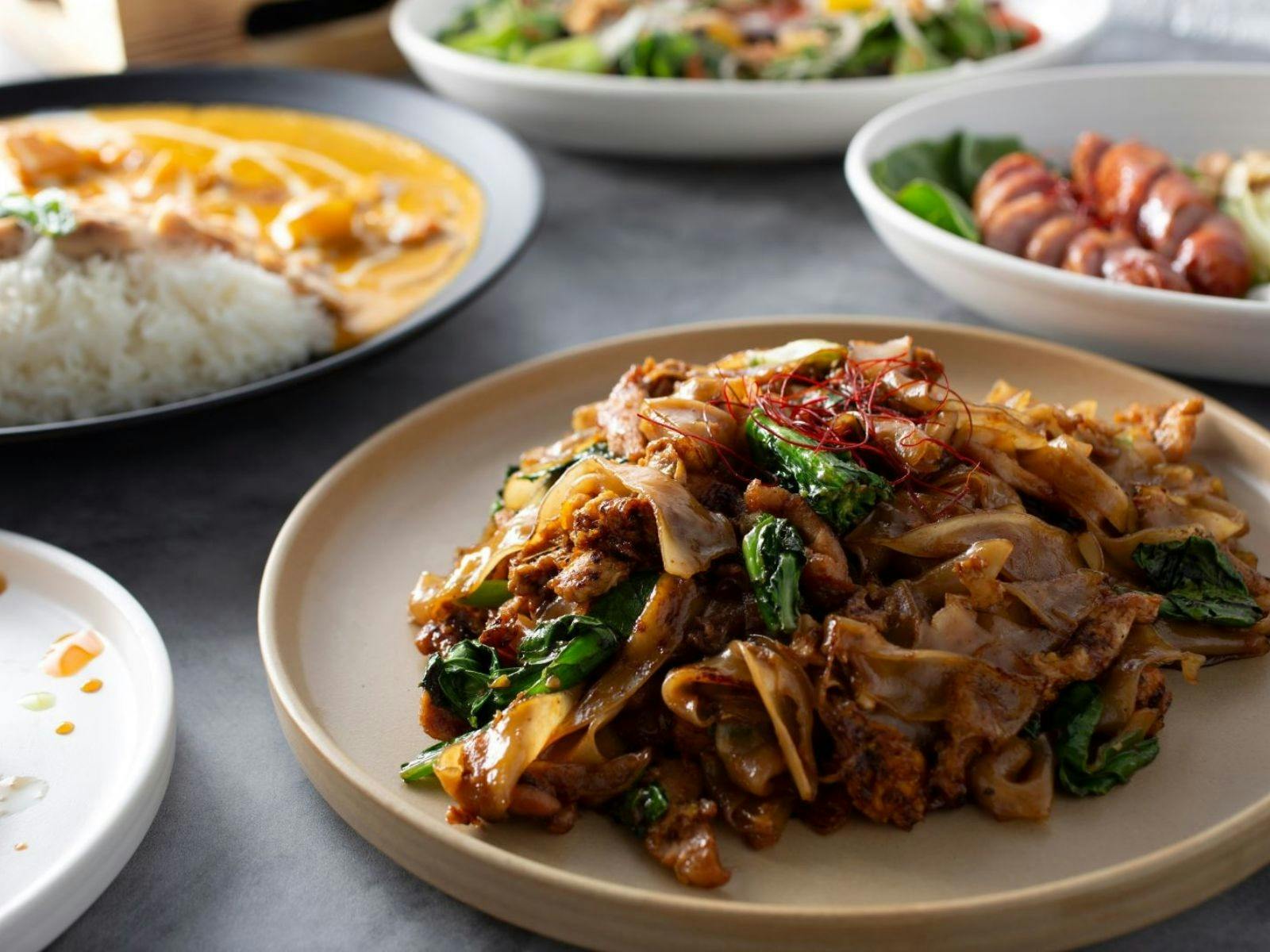 접시에 담긴 태국 음식