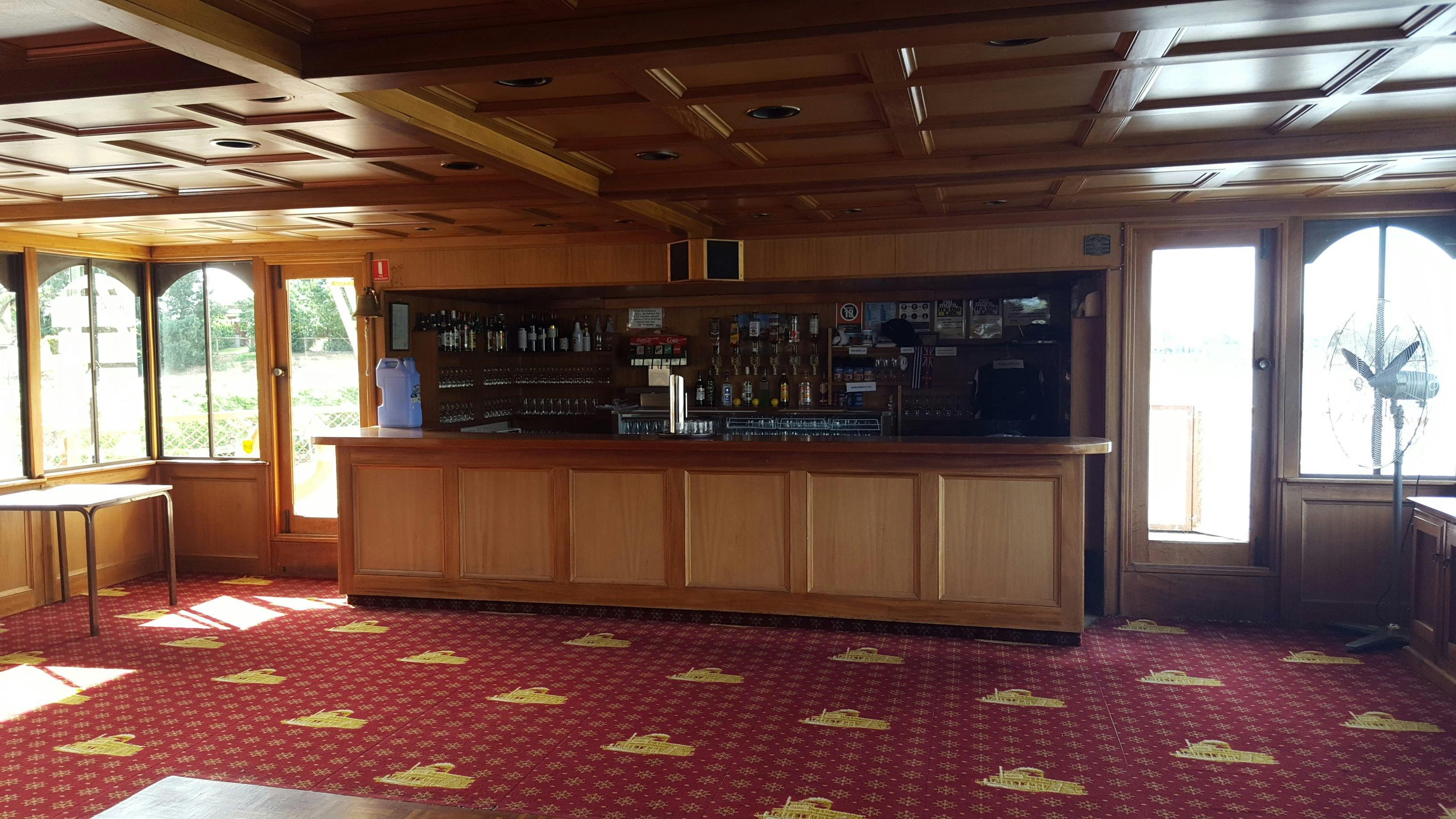 外輪船マンドゥーに乗っているバー。