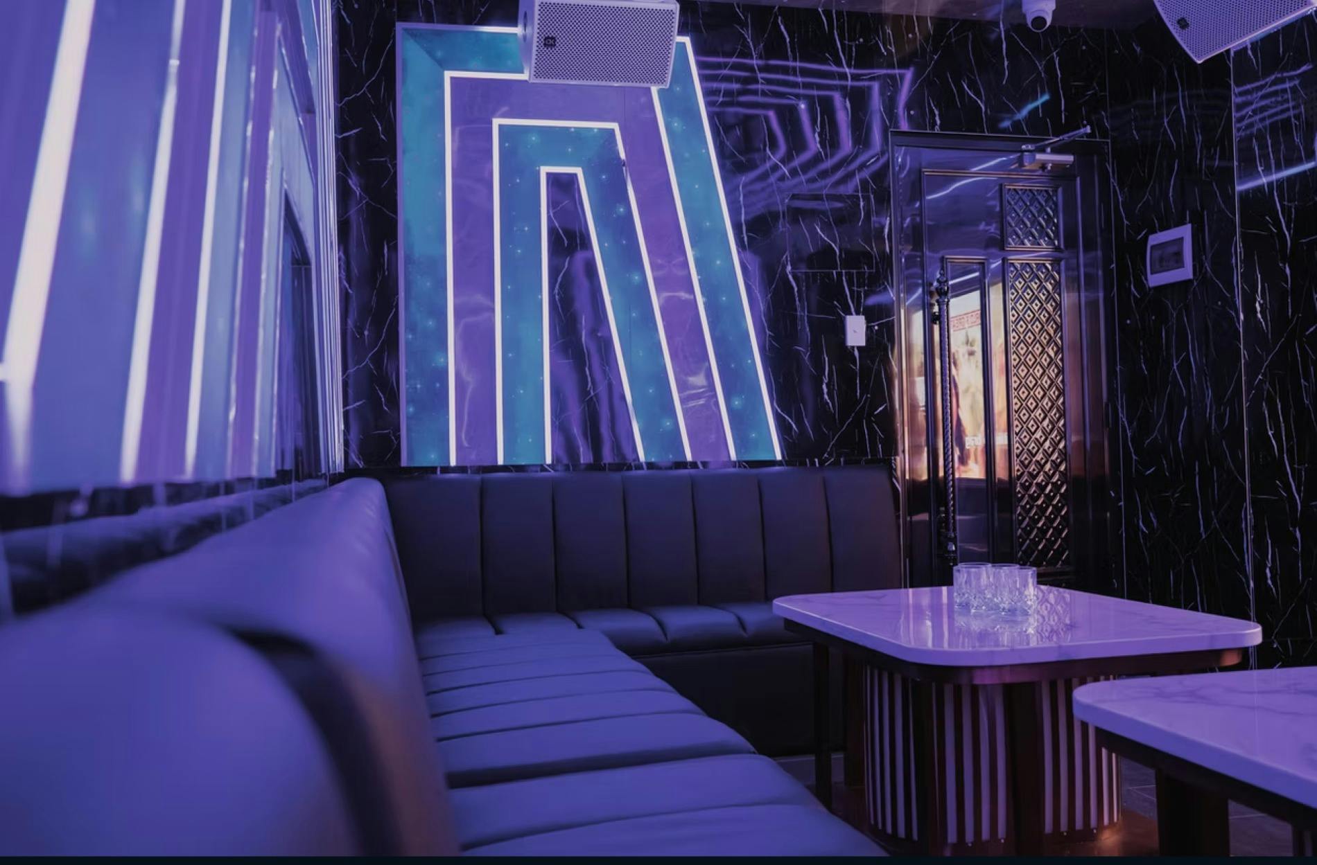 VIP 卡拉 OK 酒吧是值得一去的地方。