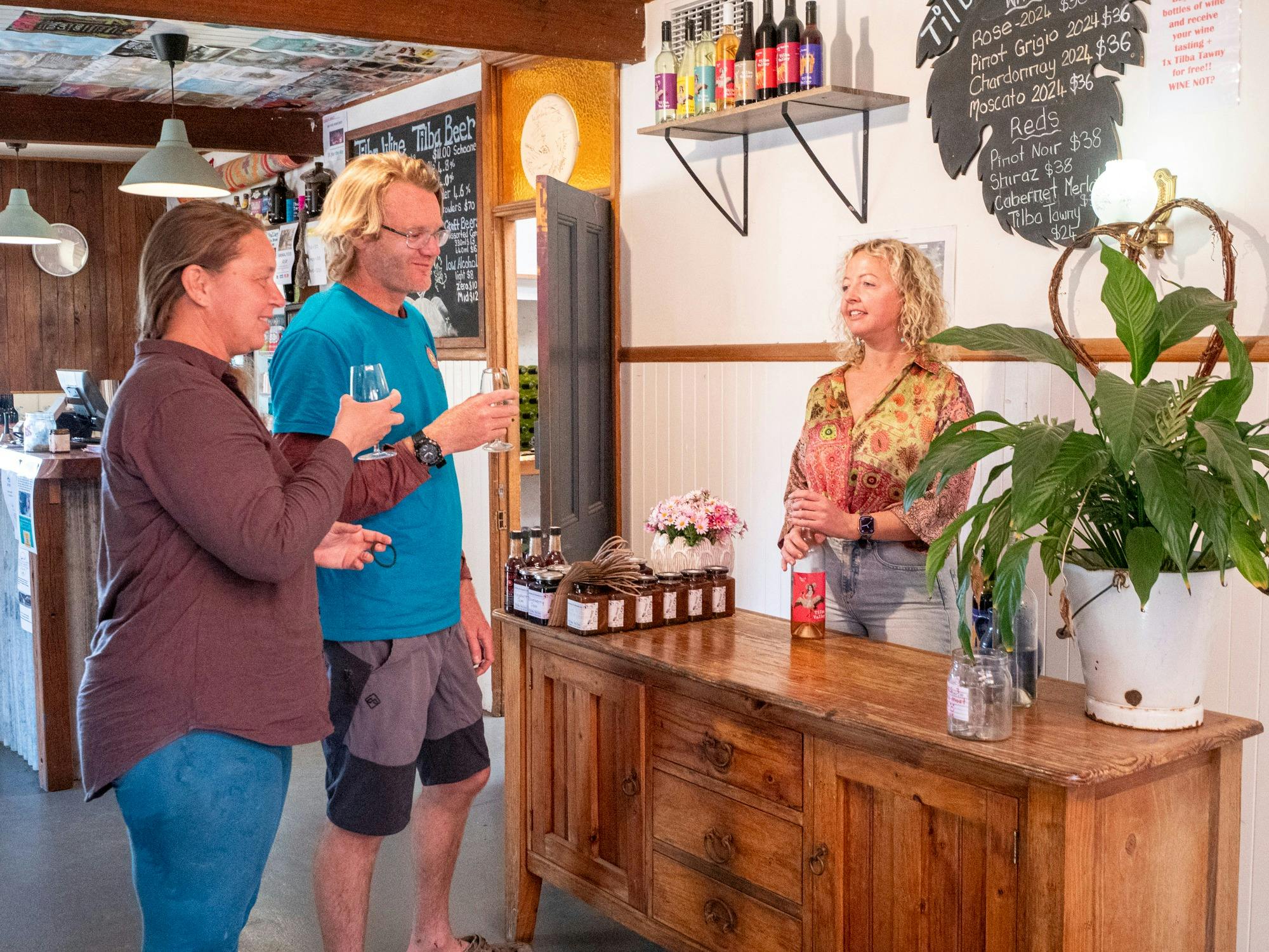 ティルバ・バレー・ワイナリーでワインの試飲を楽しむゲスト