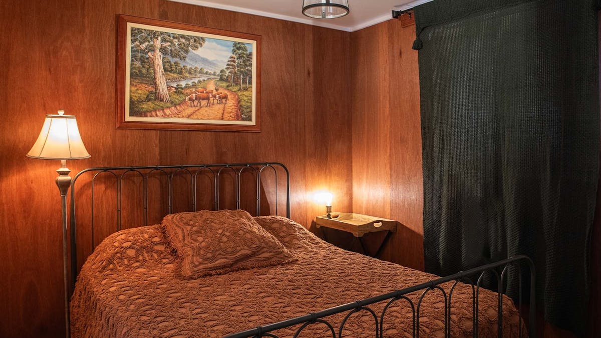 The Coach Inn Queen Bedroom