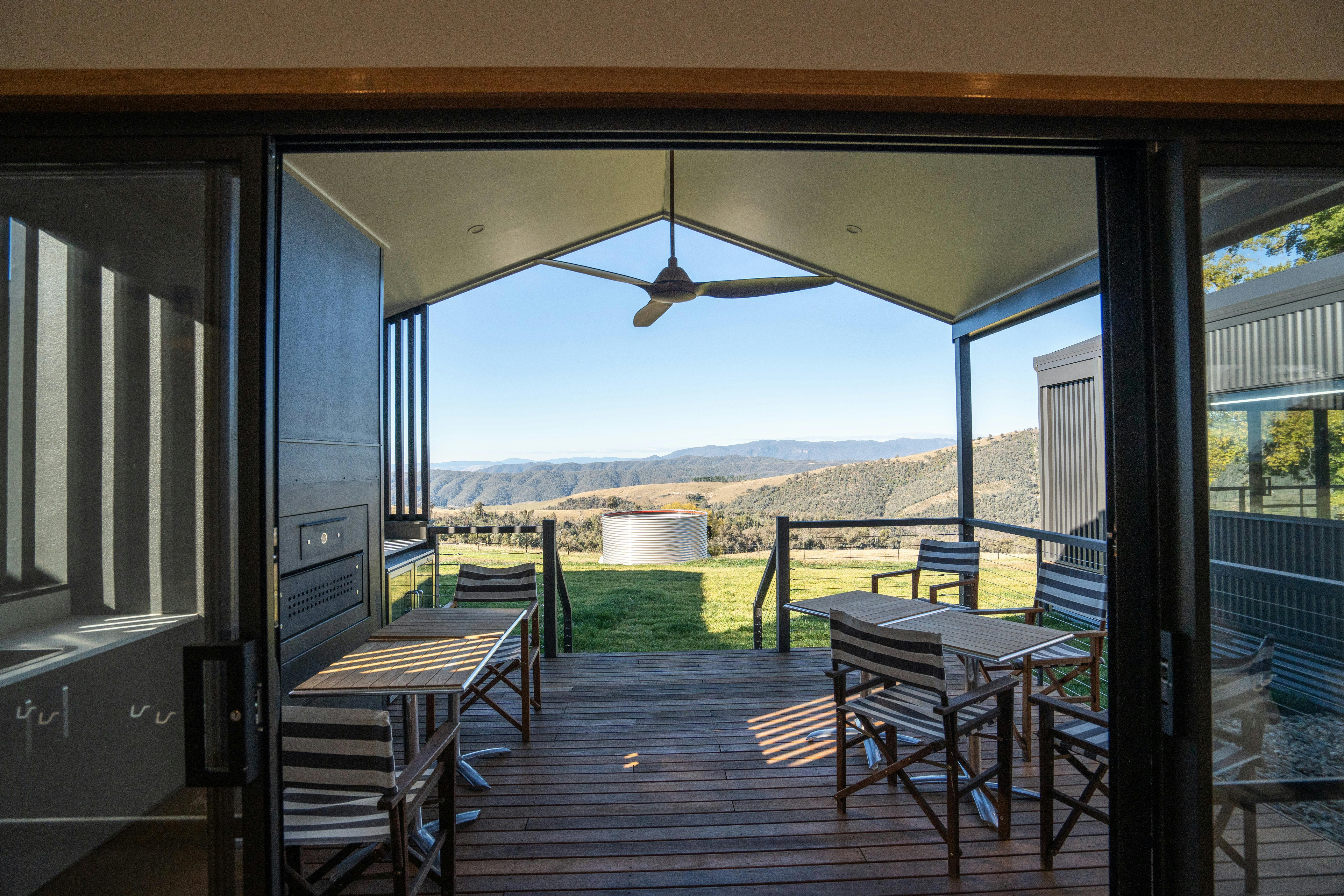 屋外デッキエリアには座席があり、広大な田園地帯と山々の景色を一望できます。