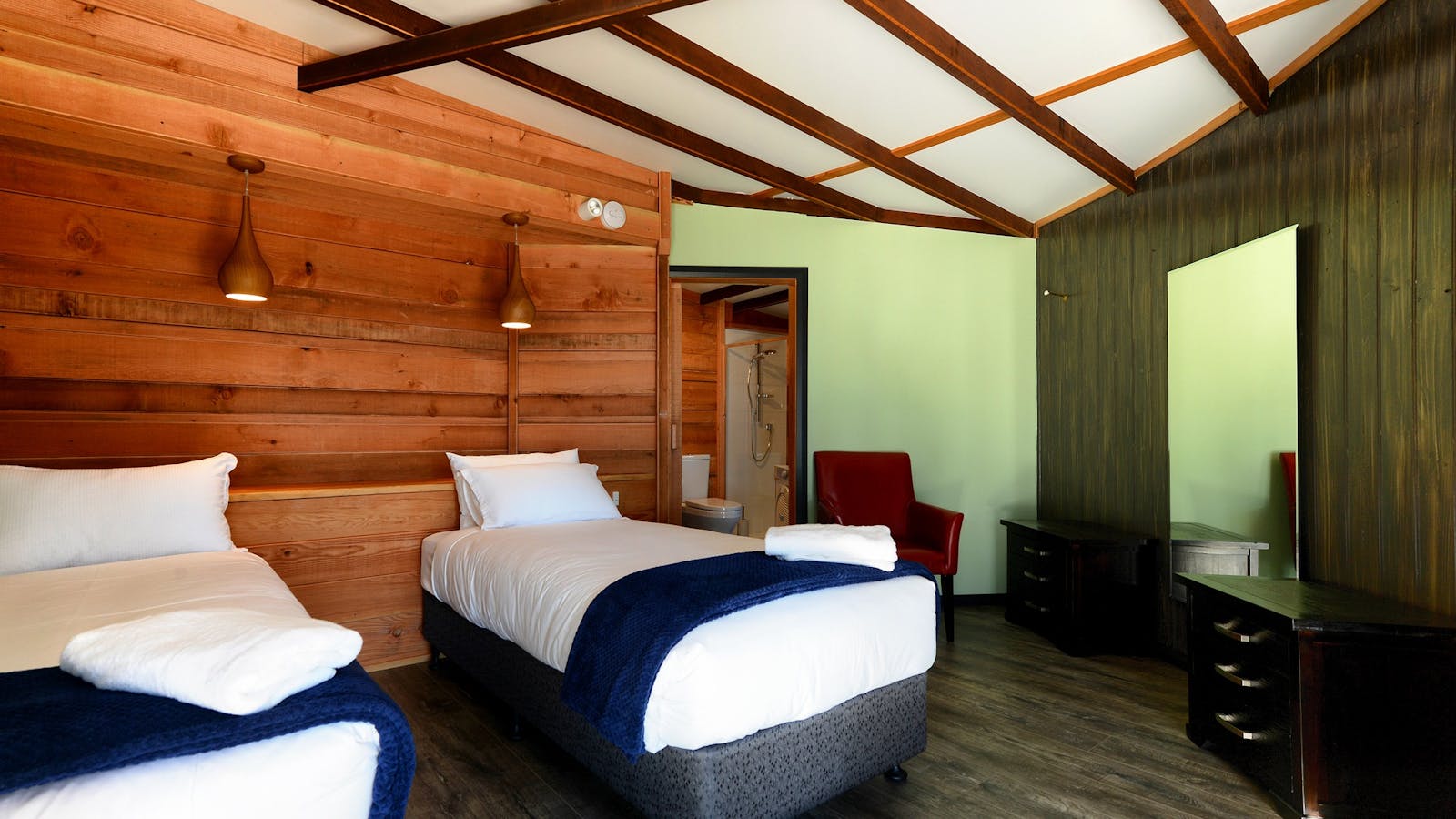 Taylors Bay Cottage: bedroom's single bed configuration.