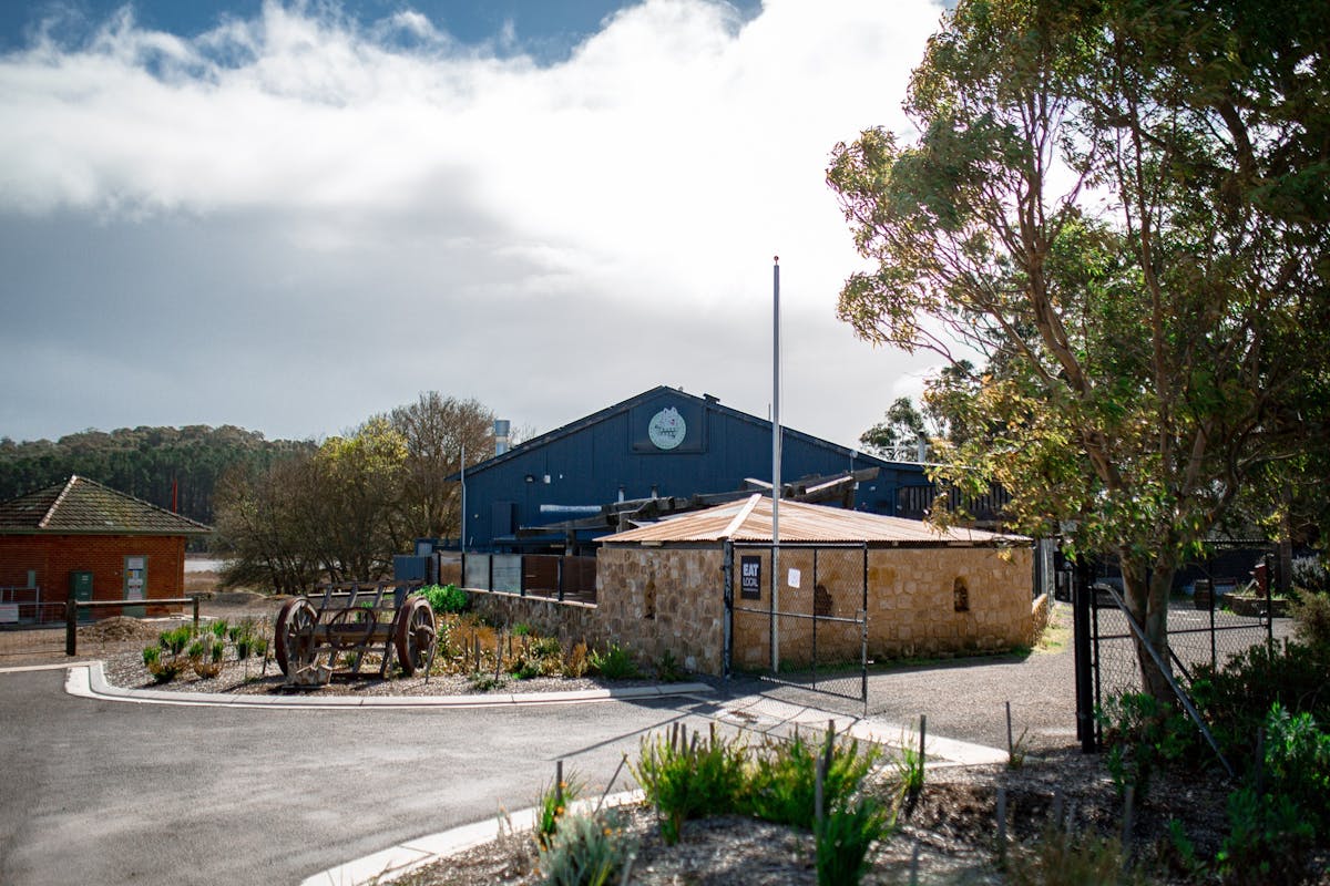 Entry to Smiling Samoyed from Hansen Street