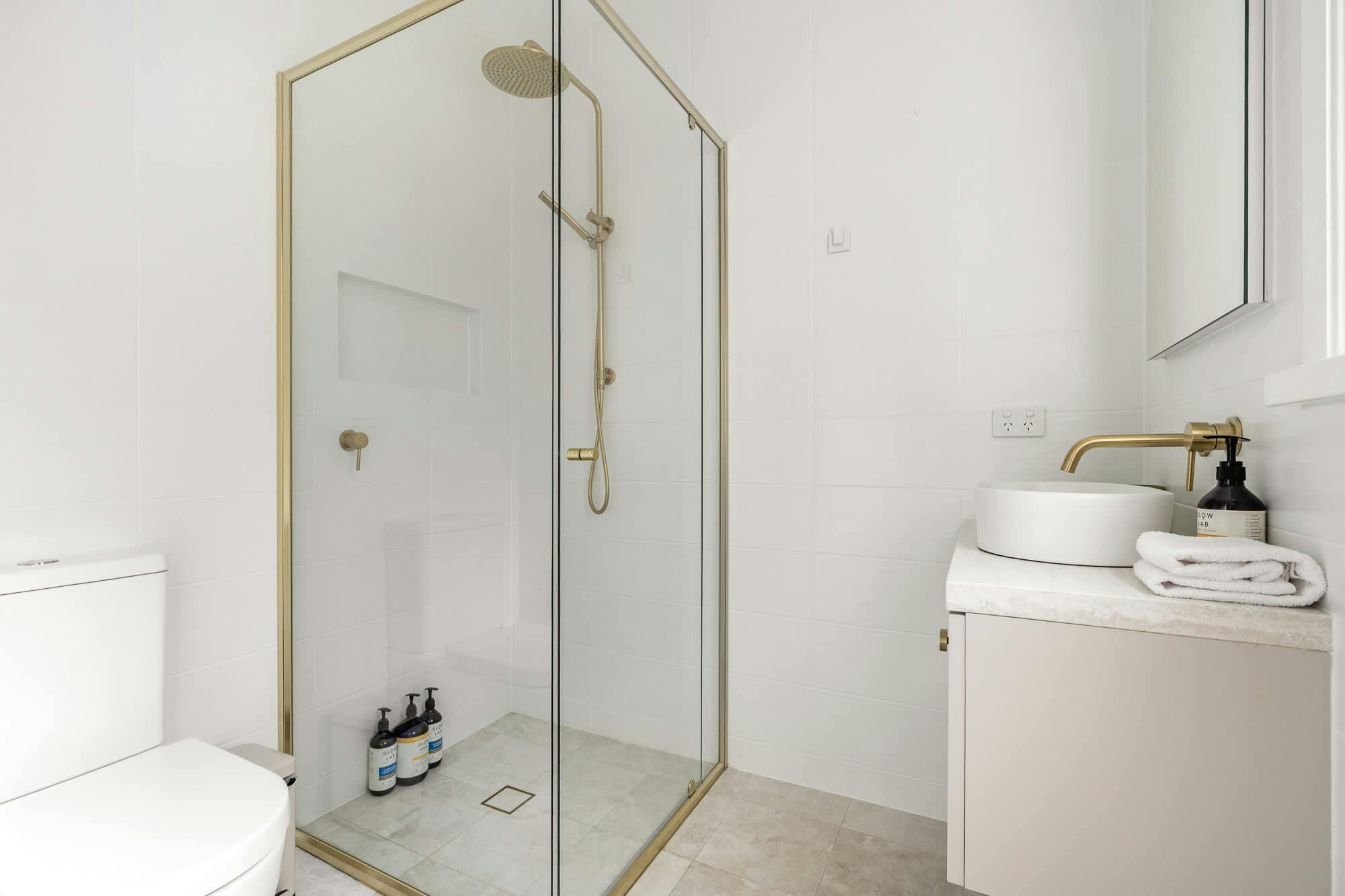 Main bathroom with shower, toilet and vanity