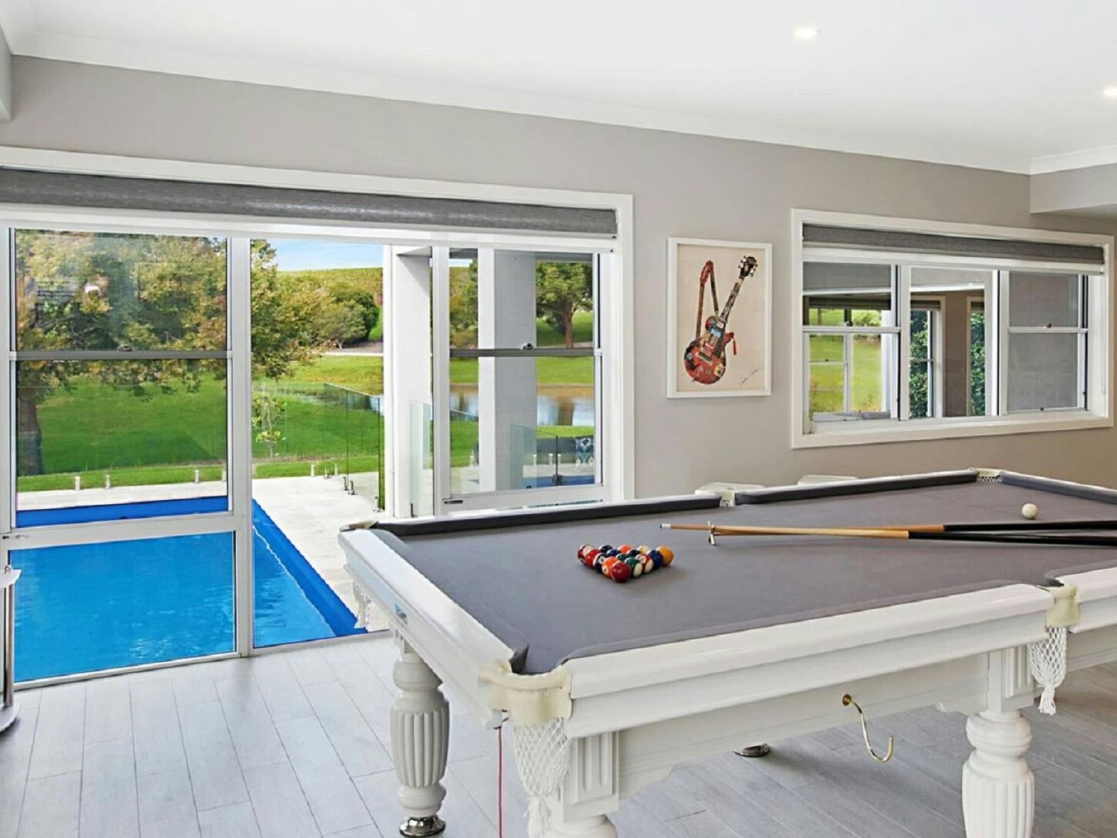 당구대와 풀이 있는 샤또 칼리자 엔터테인먼트 구역