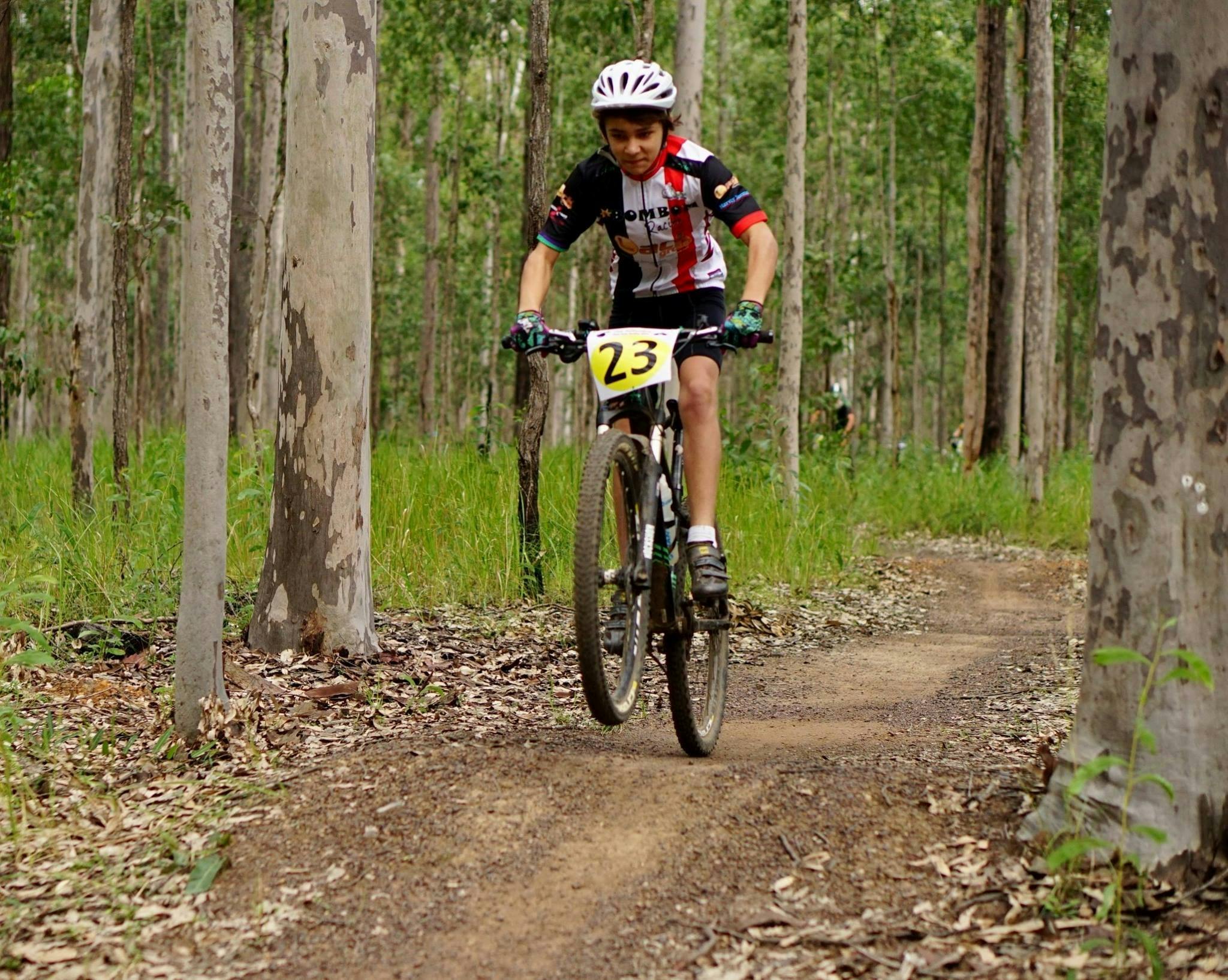 森の中の小道を自転車で走る人