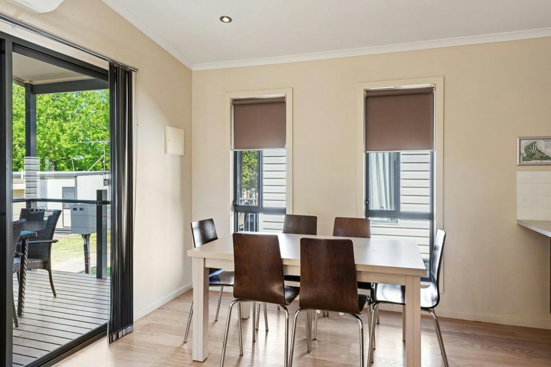 21466_lake_hume_deluxe_2b_cabin_s5_d