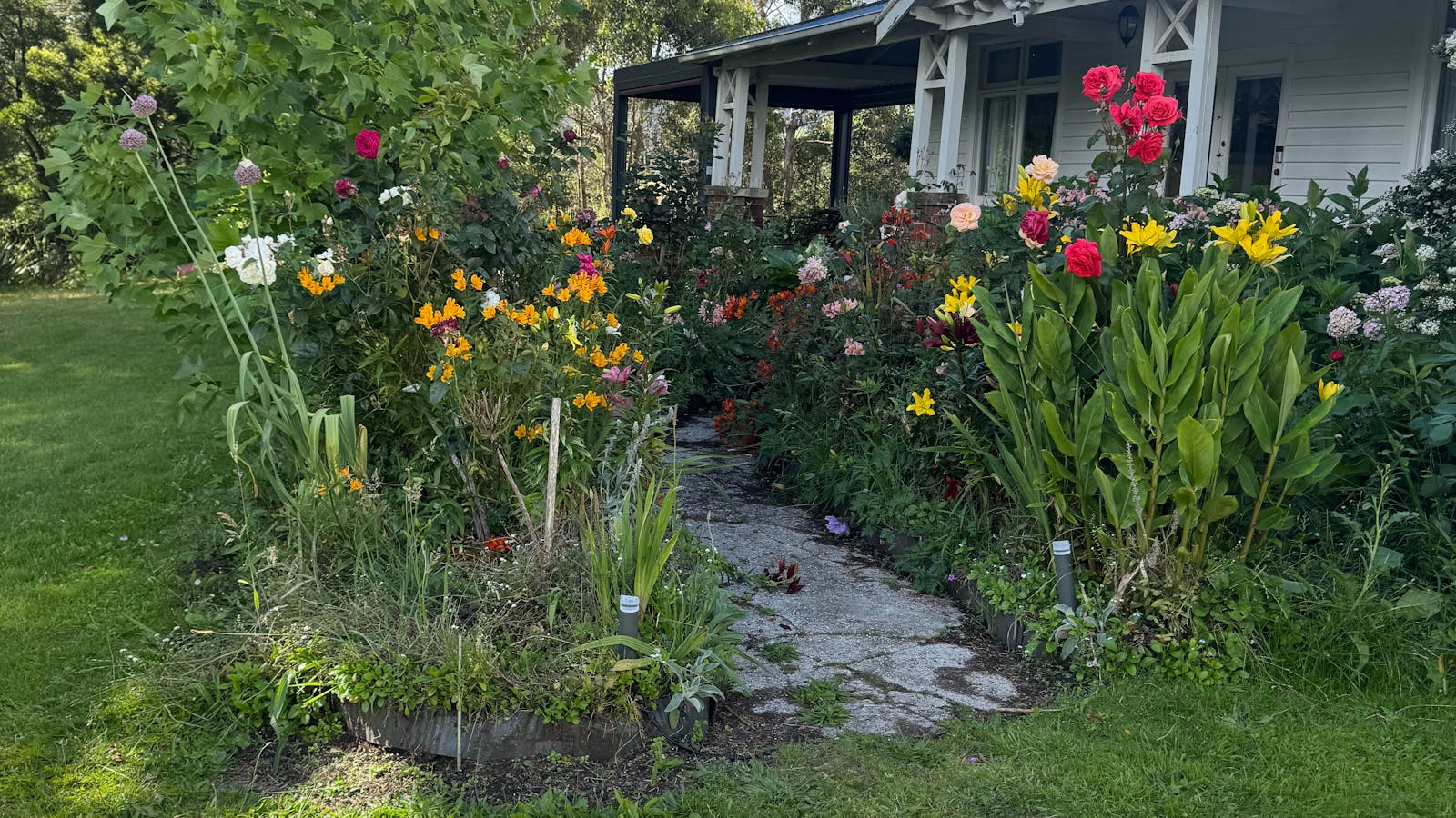 RiverFront Estate - Front Garden