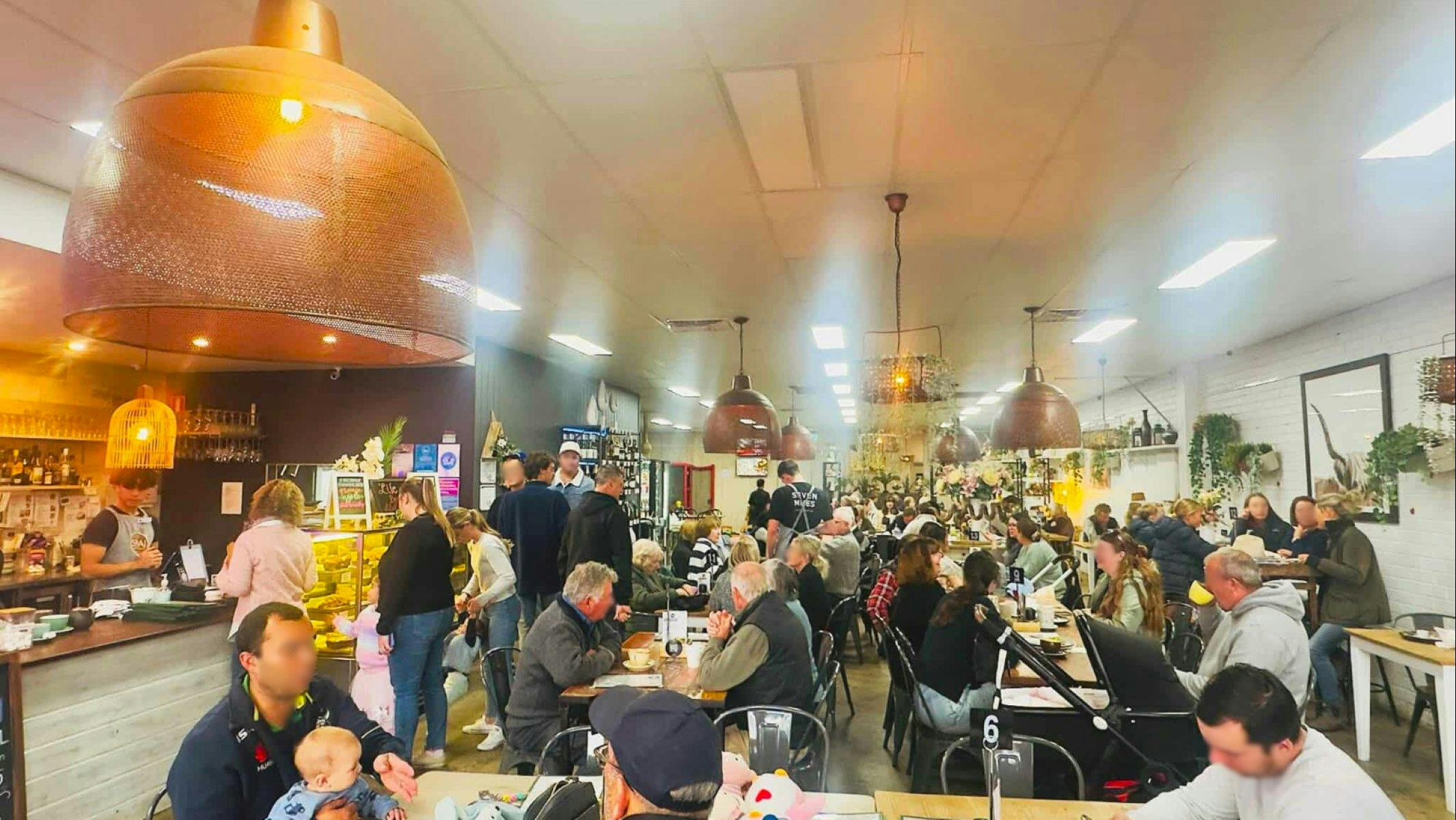 Full house dining space during lunch.