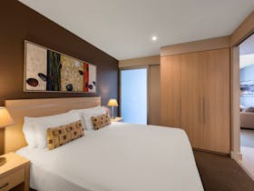 Oaks Plaza Pier - 3 Bed - Bedroom