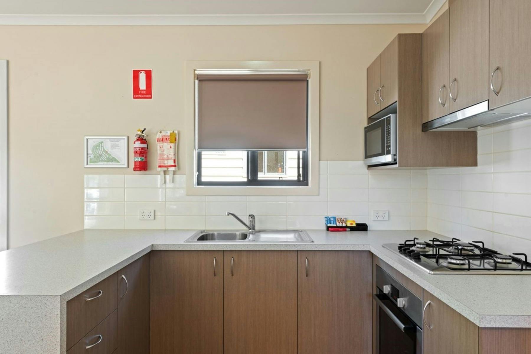 21468_lake_hume_deluxe_2b_cabin_s5_f