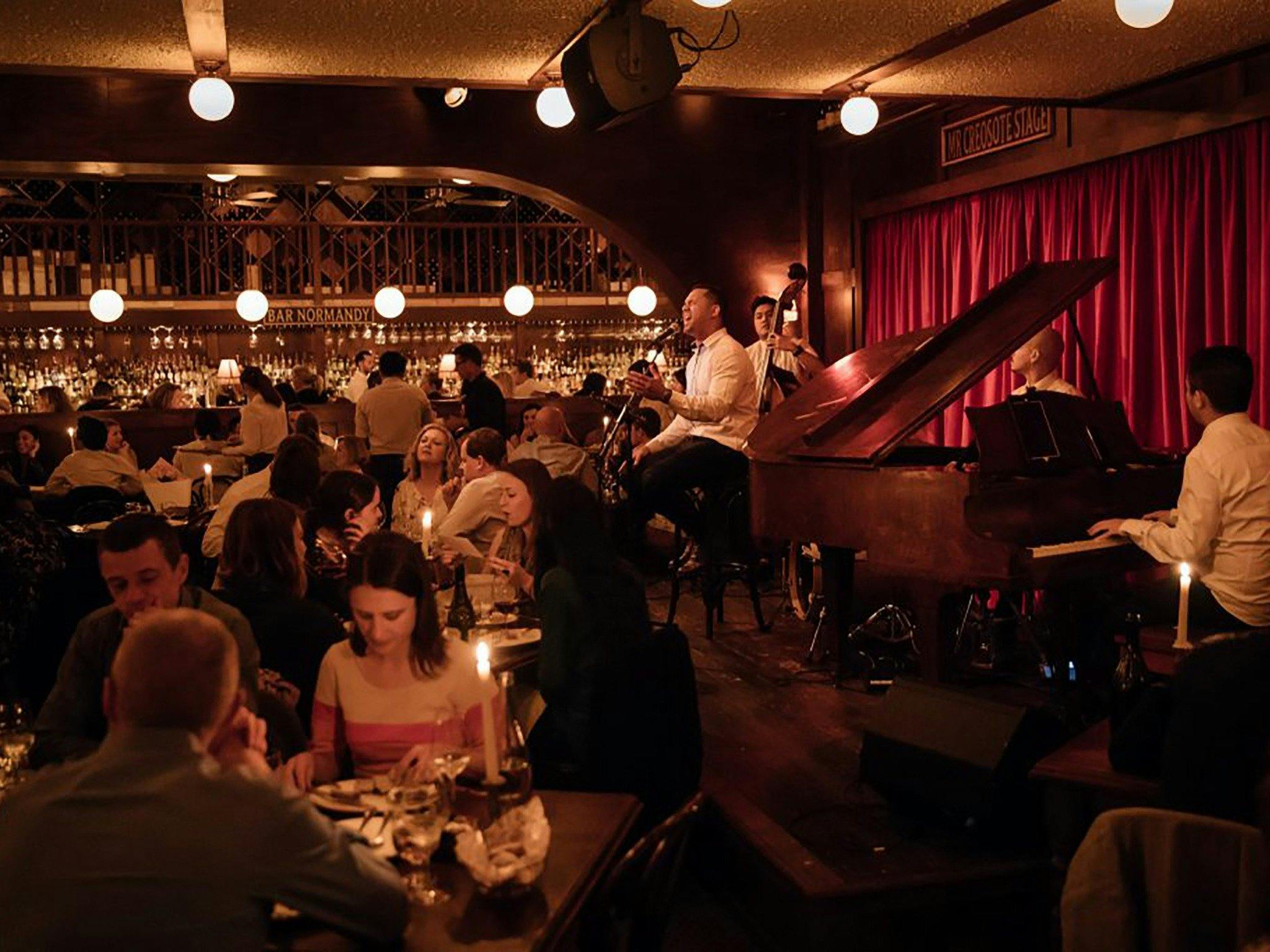 Кафе в центре с музыкой. Джаз в ресторане. Музыканты в ресторане. Джаз бар. Музыкальный бар.