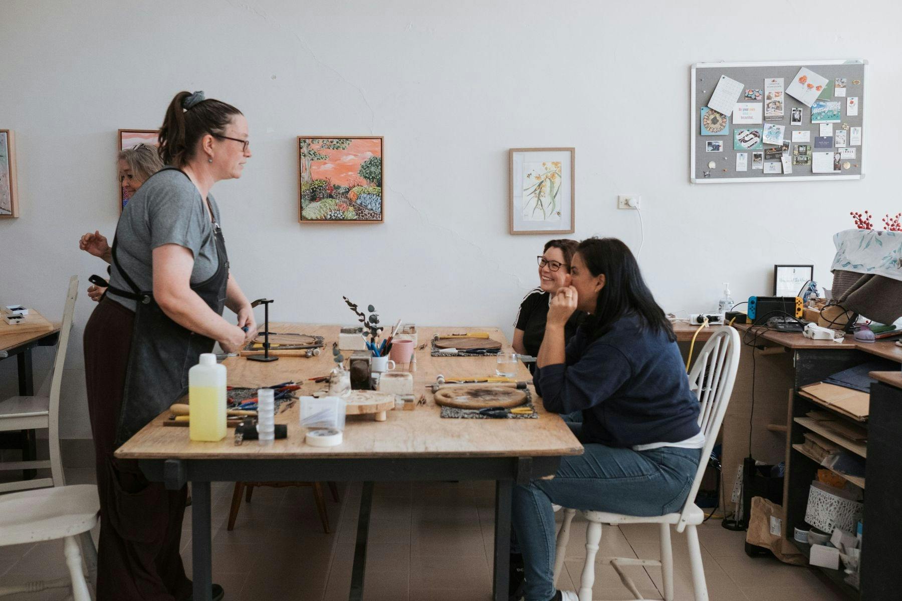 Sarah Munnings teaching a workshop