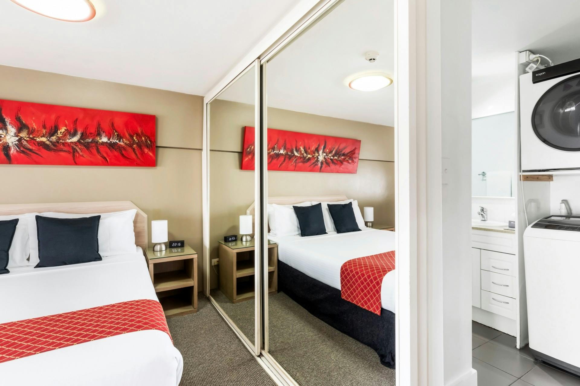 Schlafzimmer mit eigenem Bad und Waschküche