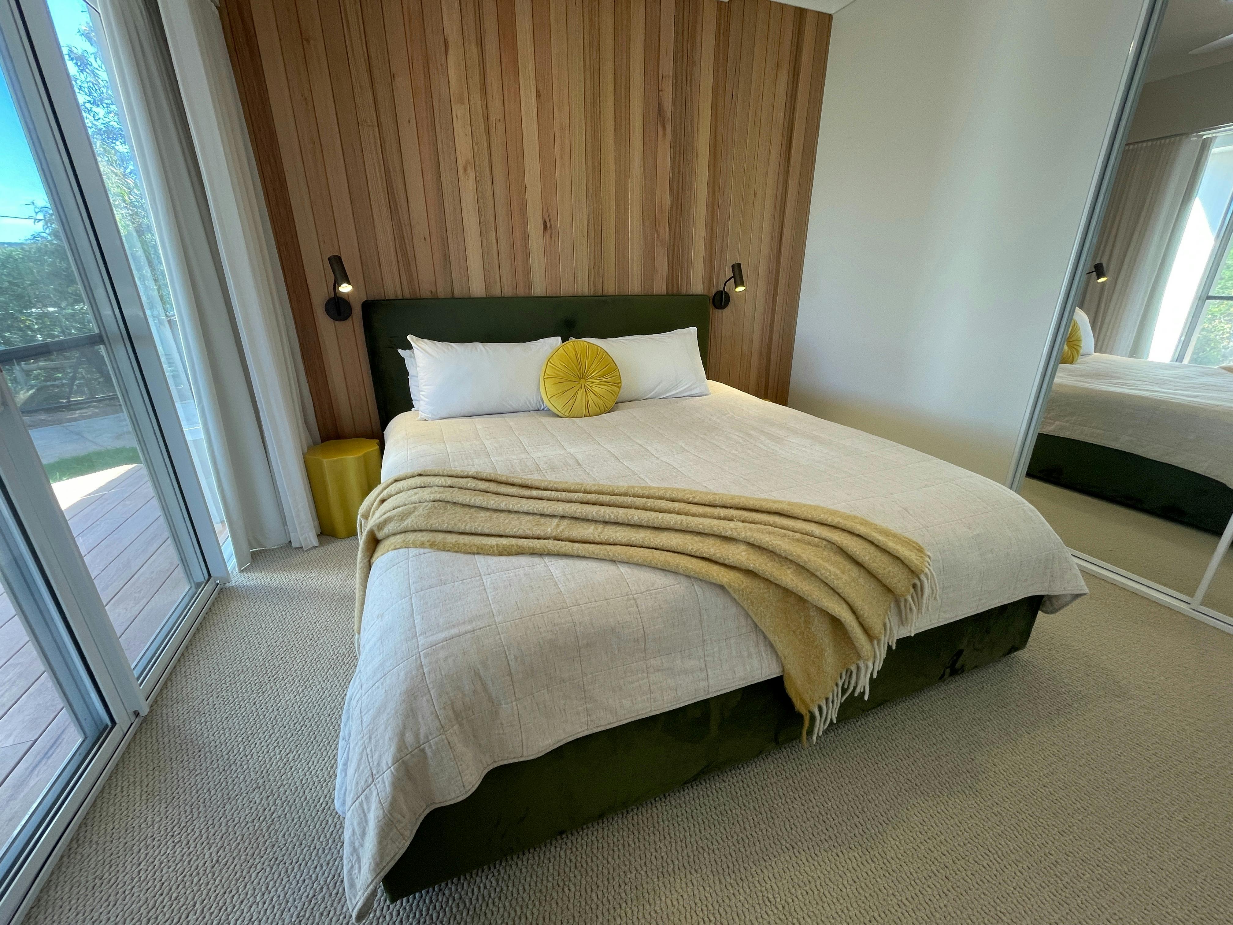 Retro Coastal Pet friendly Retreat Carrickalinga - Willy Wagtail Retreat with Bedroom Coast View