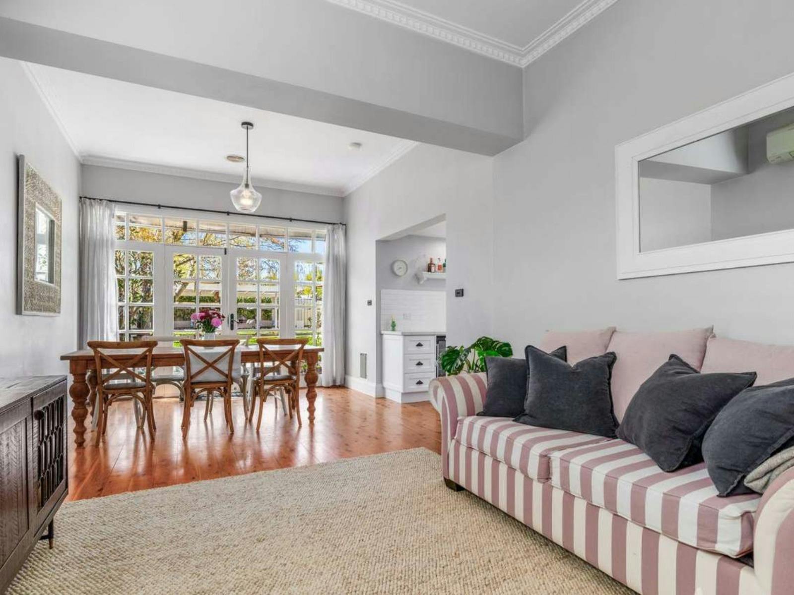 Great flow through the living, dining and kitchen area, great for larger groups.