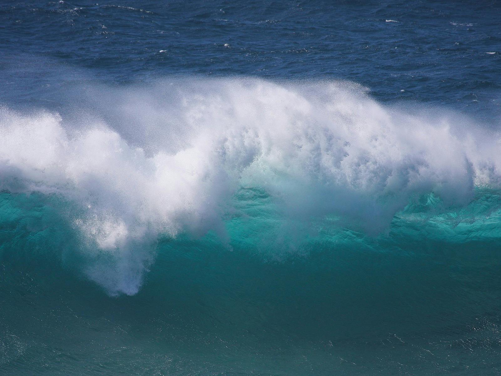 Ocean waves on the Gorge Walk