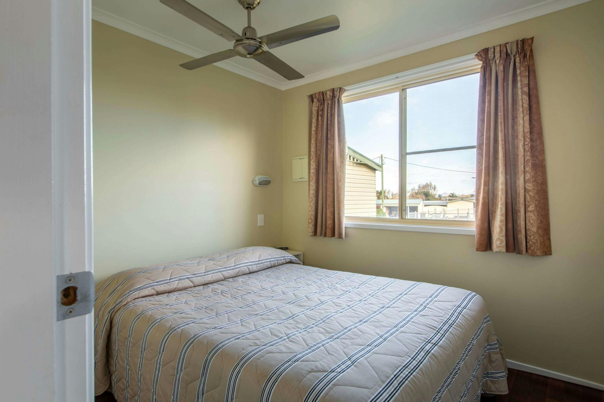 Tamworth North Holiday Park 的圖片，豪華小屋主臥室